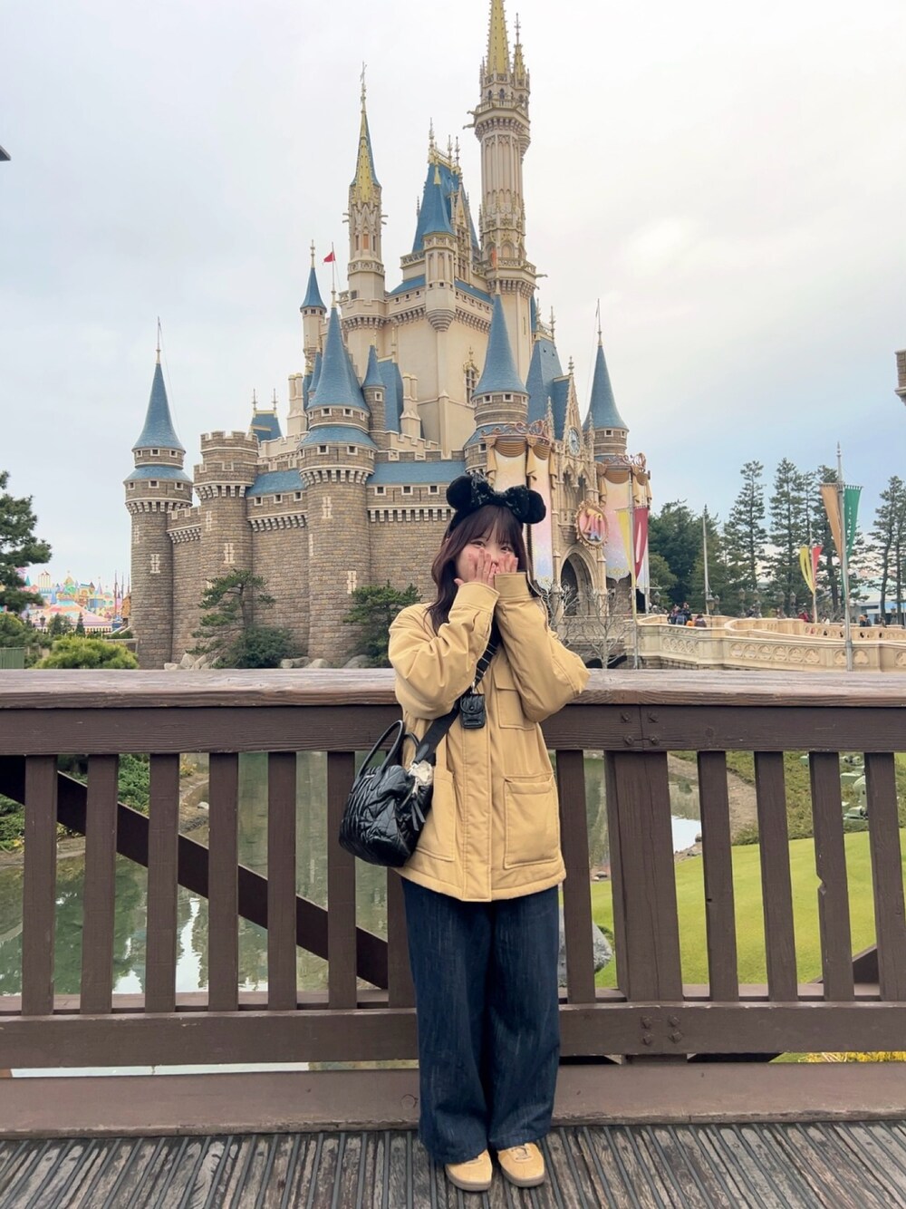 「ディズニーランド、スニーカーコーデ、おでかけコーデ」｜「ZARAのアイテム（ジャケット/アウター、ブラウン系）」を使った、nanachapiさん（レディース・157cm）の春コーディネートの1枚目の写真