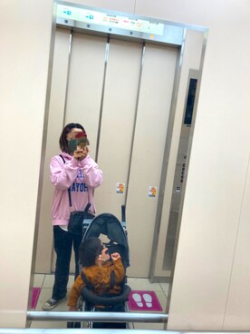 「modueのアイテム（パーカー、ピンク系）」を使った、miさん（レディース・151cm）の春コーディネート