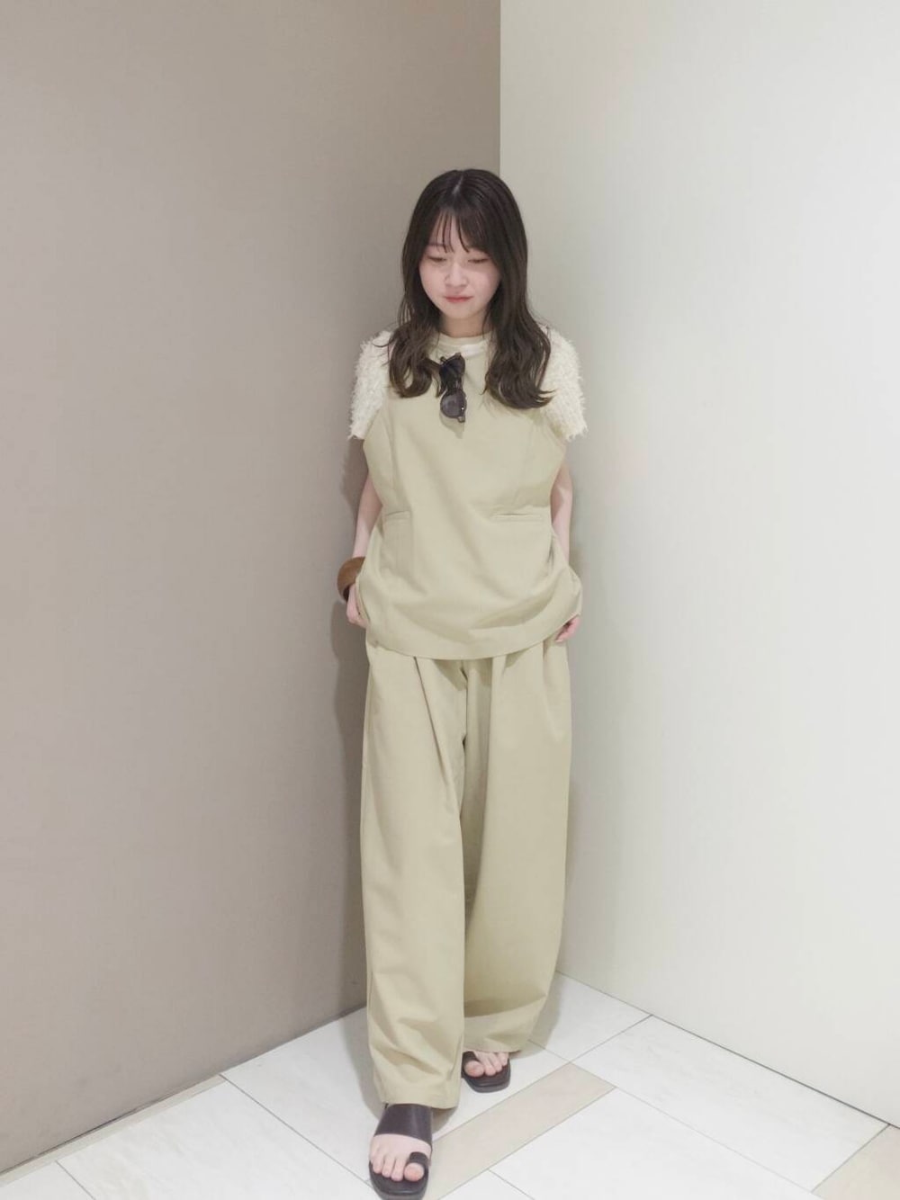 「ワントーンコーデ、KBF、newarrival、休日スタイル、低身長コーデ、お出かけコーデ、淡色コーデ、旅行コーデ、骨格ウェーブ、春カラーコーデ、初夏のお出かけコーデ」｜「KBFのボストンフレームサングラス（メガネ、グレー系）」を使った、さやかさん（レディース・152cm）の春コーディネートの1枚目の写真