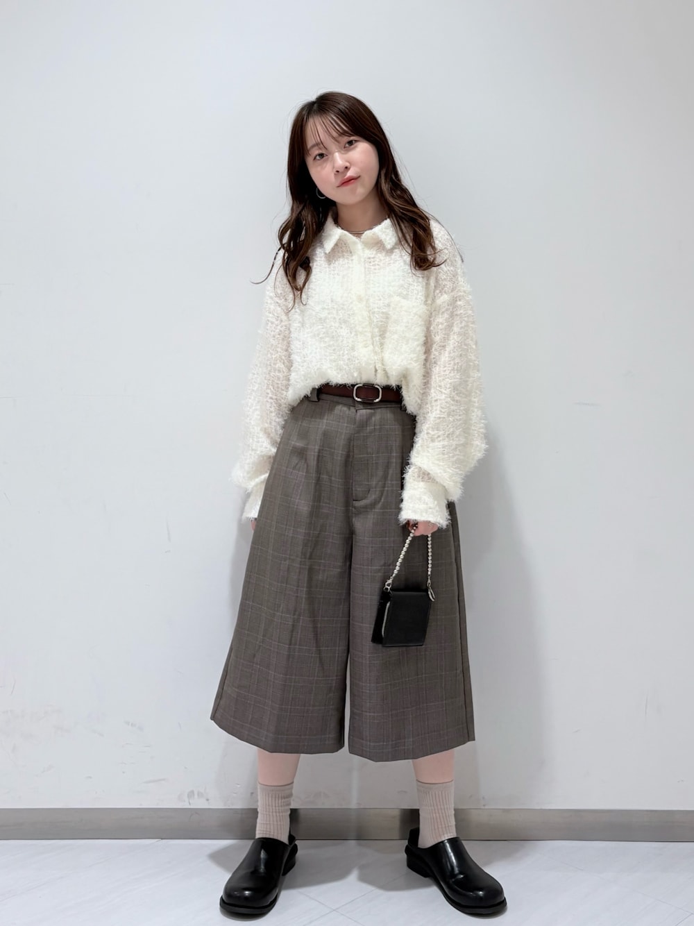 ホワイト系のシャツ/ブラウス、ブラウン系のその他パンツ、ブラック系のその他シューズを着用したレディースの秋コーディネートの1枚目の写真