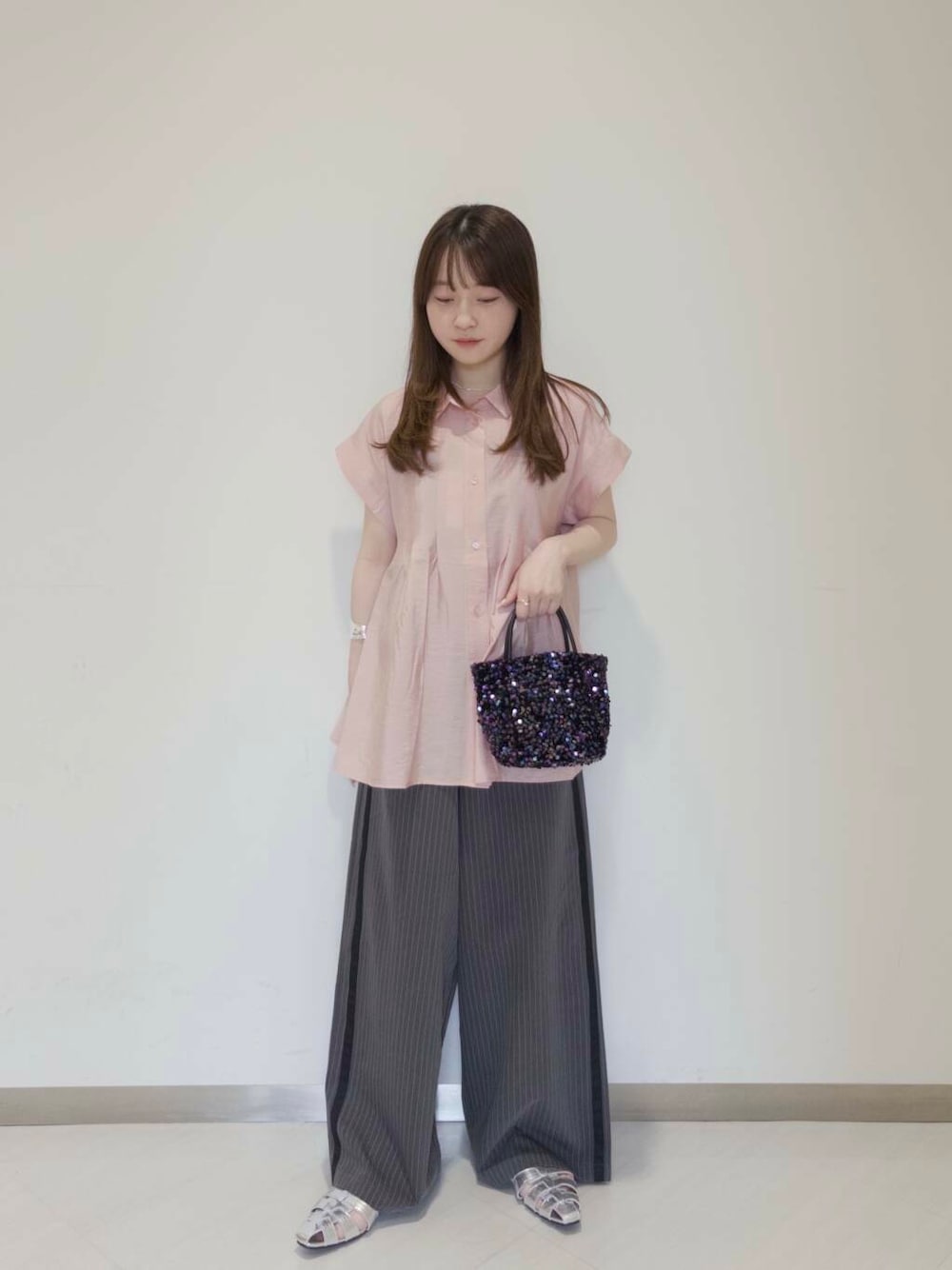 「KBF、newarrival、サンダルコーデ、お出かけコーデ、春カラーコーデ、初夏のお出かけコーデ、ブルベ夏コーデ、初夏パンツ」｜「RODE SKOのチェーン付きスパンコールバッグ（ショルダーバッグ、ブラック系）」を使った、さやかさん（レディース・152cm）の春コーディネートの1枚目の写真
