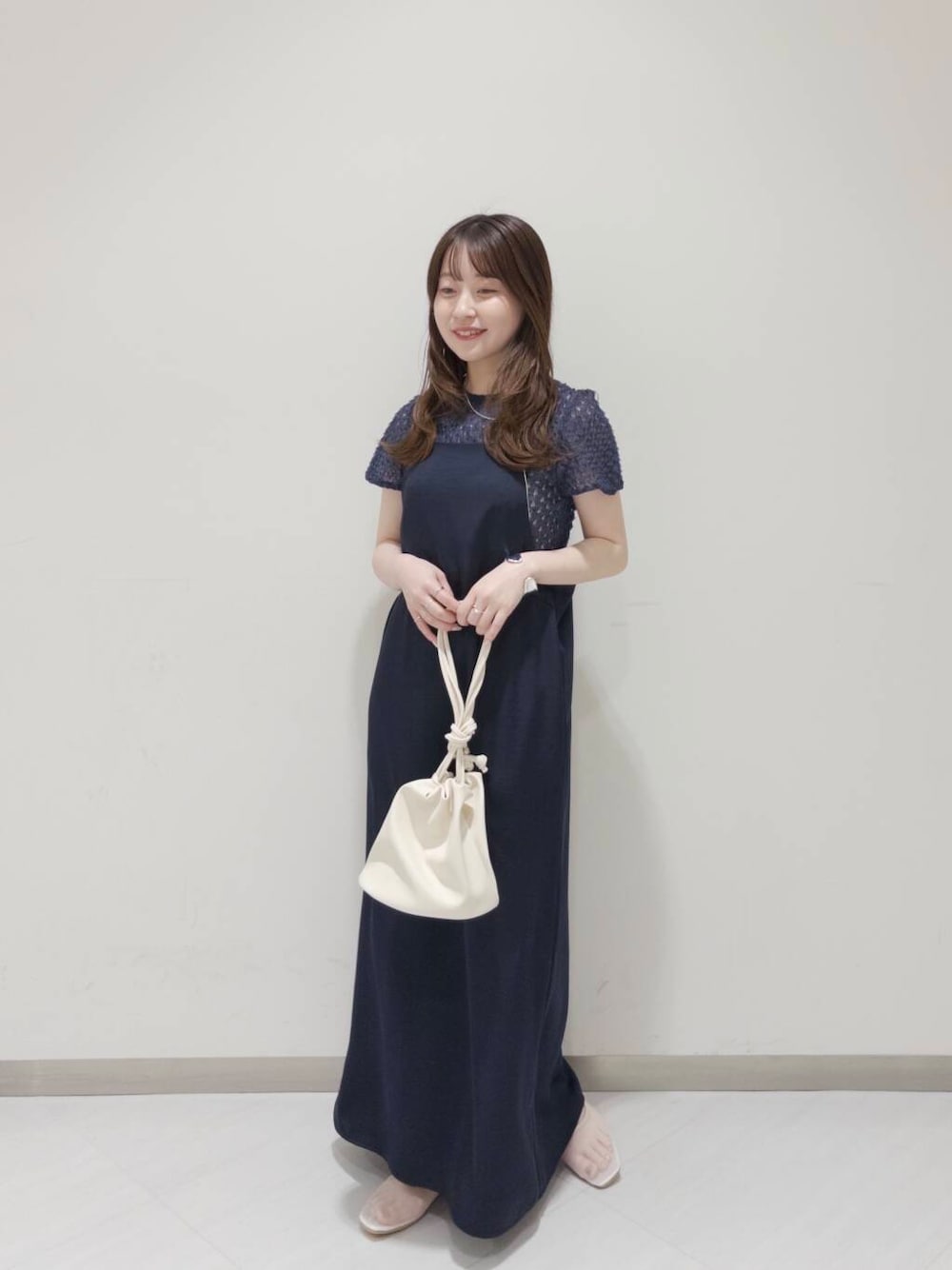 「ワントーンコーデ、KBF、夏コーデ、newarrival、サマーニット、休日スタイル、低身長コーデ、お出かけコーデ、ワンピースコーデ、おでかけコーデ、旅行コーデ、骨格ウェーブ、初夏のお出かけコーデ、ブルベ夏コーデ」｜「SMELLYのニュアンスメタルワイドバングル（バングル/リストバンド、シルバー系）」を使った、さやかさん（レディース・152cm）の春コーディネートの1枚目の写真