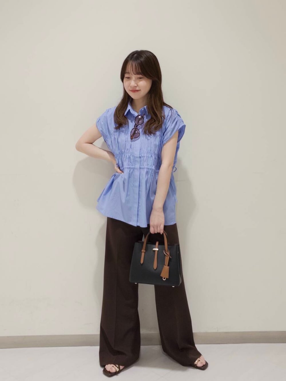 「KBF、夏コーデ、newarrival、休日スタイル、低身長コーデ、フレアパンツ、お出かけコーデ、おでかけコーデ、ブルーシャツ、旅行コーデ、ブルベ夏コーデ」｜「RODE SKOのチャーム付ミニバッグ『Ssize』（トートバッグ、ブラック系）」を使った、さやかさん（レディース・152cm）の夏コーディネートの1枚目の写真