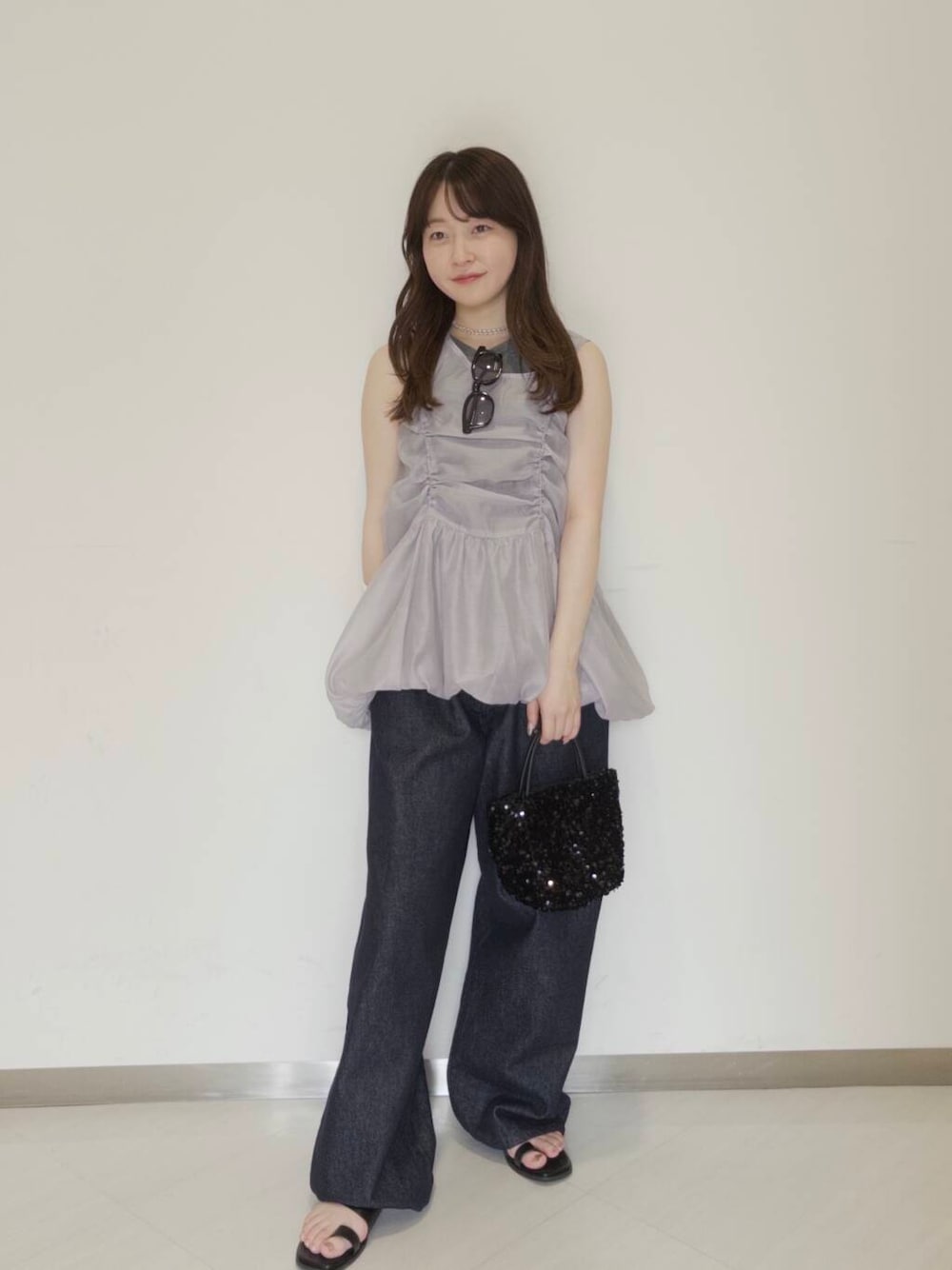 「KBF、newarrival、低身長コーデ、ラフコーデ、シアートップス、お出かけコーデ、レイヤードコーデ、おでかけコーデ、旅行コーデ、ブルベ夏コーデ、トレンドシアーアイテム」｜「RODE SKOのチェーン付きスパンコールバッグ（ショルダーバッグ、ブラック系）」を使った、さやかさん（レディース・152cm）の夏コーディネートの1枚目の写真
