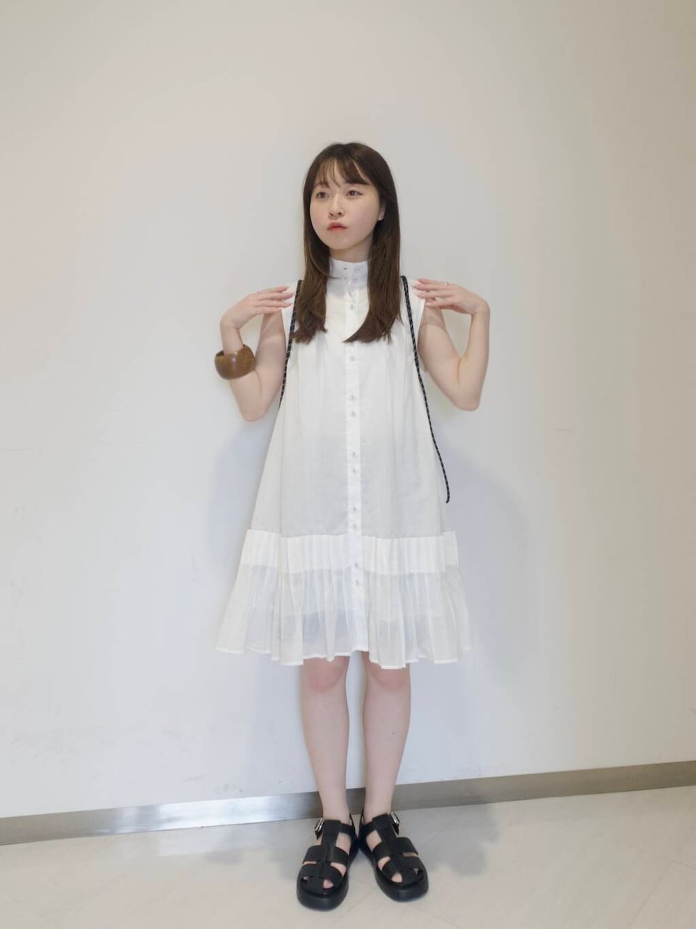 「スポーツミックス、KBF、夏コーデ、休日スタイル、低身長コーデ、フェスコーデ、お出かけコーデ、ワンピースコーデ、おでかけコーデ、旅行コーデ、骨格ウェーブ、夏ワンピース、初夏のお出かけコーデ、ミニワンピコーデ、ブルベ夏コーデ」｜「SMELLYのドロストポケットナップサック（バックパック/リュック、ブラック系）」を使った、さやかさん（レディース・152cm）の春コーディネートの1枚目の写真