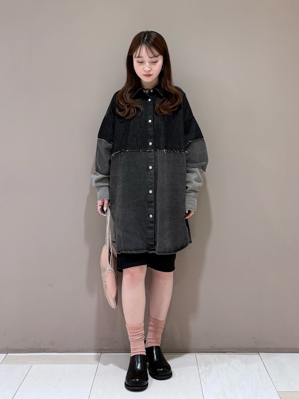 グレー系のシャツ/ブラウス、ブラック系のサンダル、ブラック系のその他パンツを着用したレディースの冬コーディネートの1枚目の写真