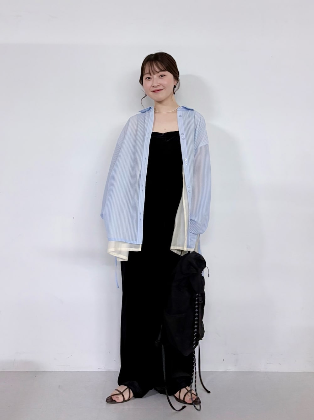 ブルー系のシャツ/ブラウス、ブラック系のその他パンツを着用したレディースの夏コーディネートの1枚目の写真