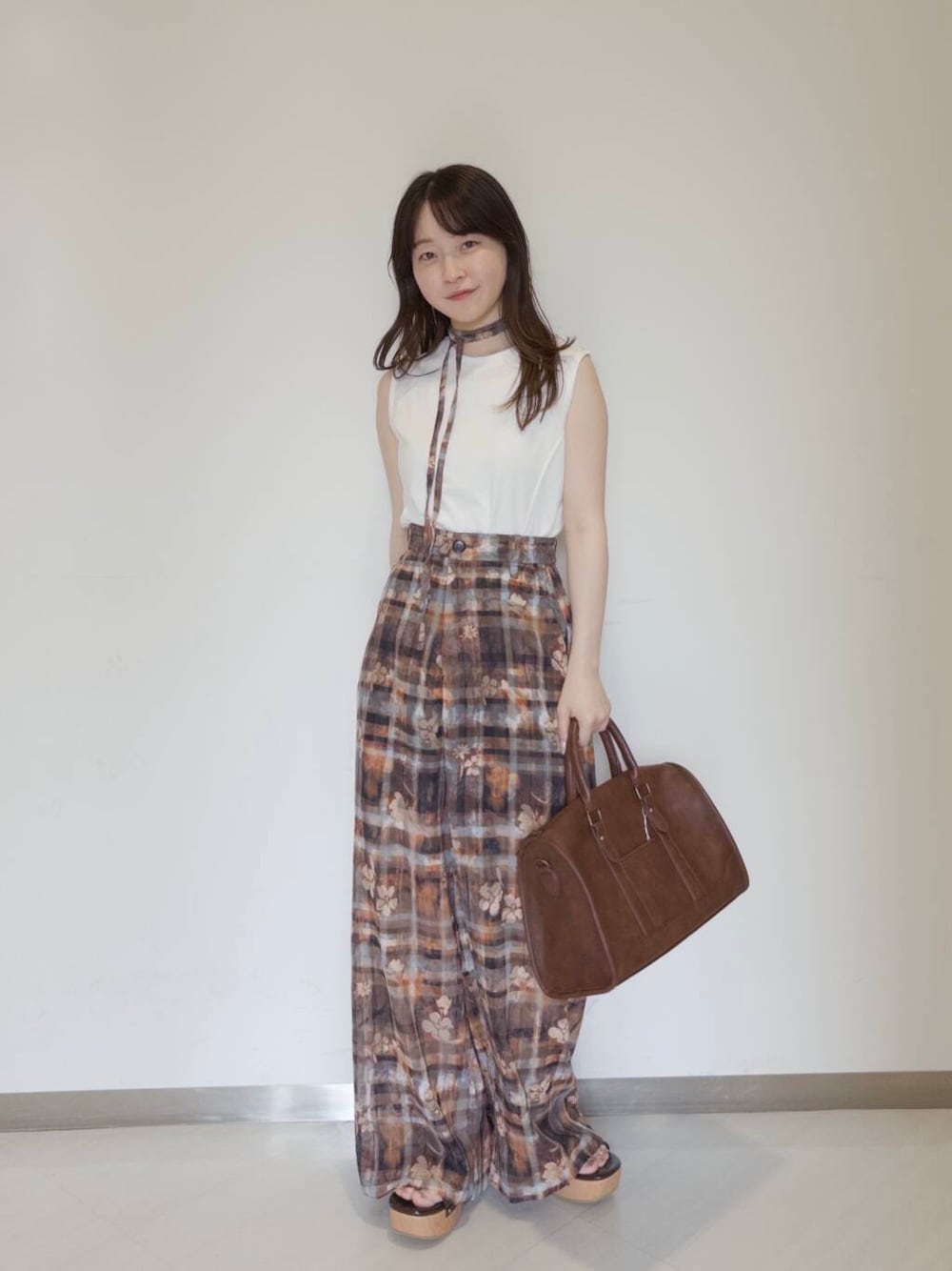 「KBF、夏コーデ、newarrival、休日スタイル、低身長コーデ、ラフコーデ、初夏パンツ、夏の涼しげパンツコーデ、トレンドシアーアイテム」｜「KBFのヴィンテージライクボストンBAG（ボストンバッグ、ブラウン系）」を使った、さやかさん（レディース・152cm）の夏コーディネートの1枚目の写真
