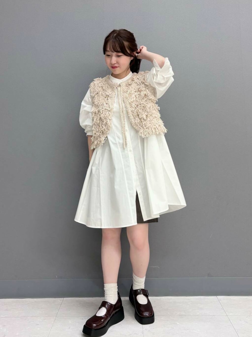 ブラウン系のその他パンツ、ブラウン系のスニーカー、ベージュ系のベストを着用したレディースの夏コーディネートの1枚目の写真