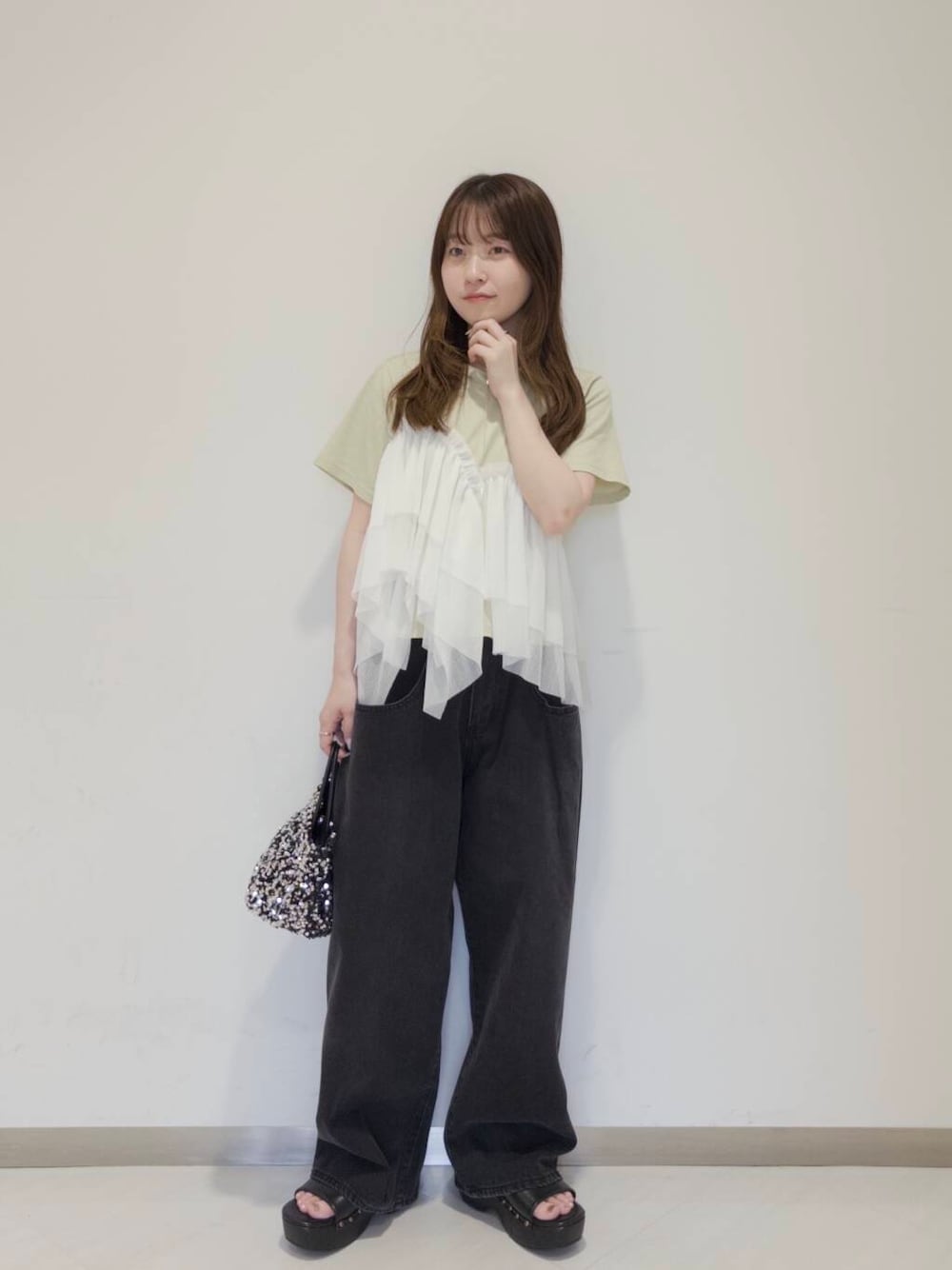 「KBF、春コーデ、アシンメトリー、夏コーデ、newarrival、デニムコーデ、休日スタイル、低身長コーデ、骨格ウェーブ、春カラーコーデ、初夏のお出かけコーデ、ブルベ夏コーデ」｜「KBFの『一部WEB限定カラー』『3サイズ展開』BIGポケットデザインデニム（デニムパンツ、ブラック系）」を使った、さやかさん（レディース・152cm）の春コーディネートの1枚目の写真