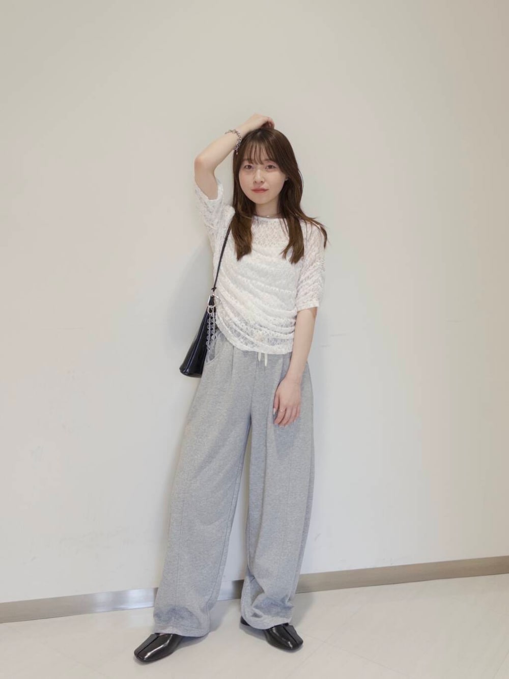 「KBF、春コーデ、newarrival、休日スタイル、低身長コーデ、ラフコーデ、シアートップス、レーストップス、おでかけコーデ、骨格ウェーブ、春カラーコーデ、シャーリングトップス、スウェットパンツコーデ、ブルベ夏コーデ」｜「KBFのクリアボールチャーム（キーホルダー、その他）」を使った、さやかさん（レディース・152cm）の春コーディネートの1枚目の写真