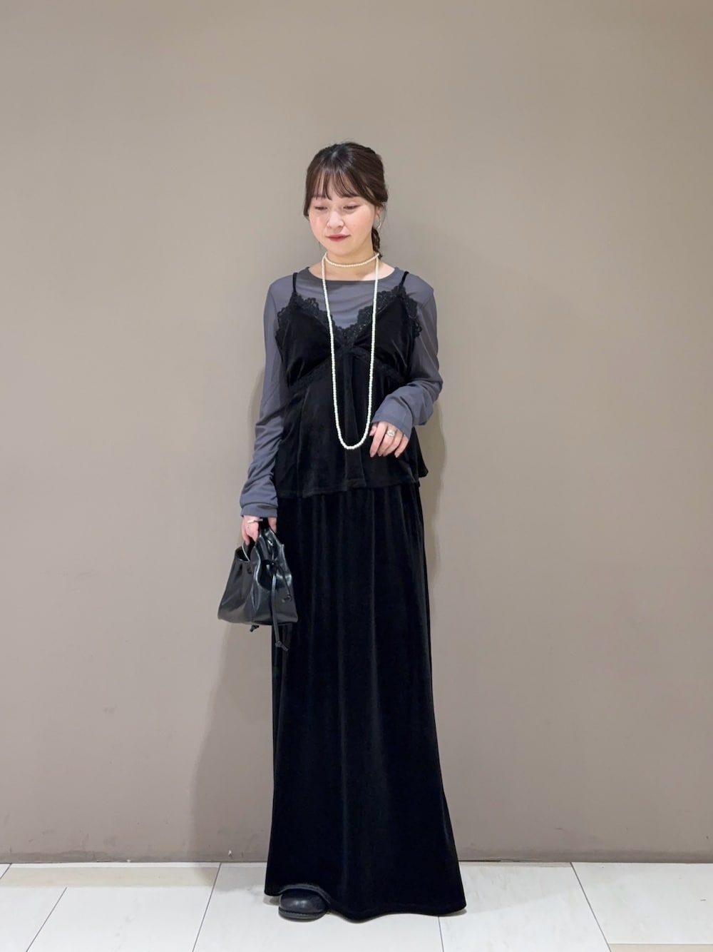 グレー系のTシャツ/カットソー、ブラック系のセットアップ、ブラック系のハンドバッグを着用したレディースの秋コーディネートの1枚目の写真