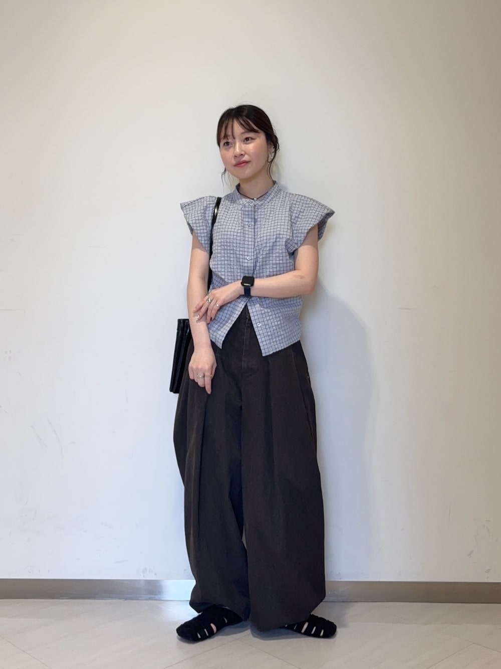ブルー系のシャツ/ブラウス、ブラック系のサンダル、ブラウン系のその他パンツを着用したレディースの夏コーディネートの1枚目の写真