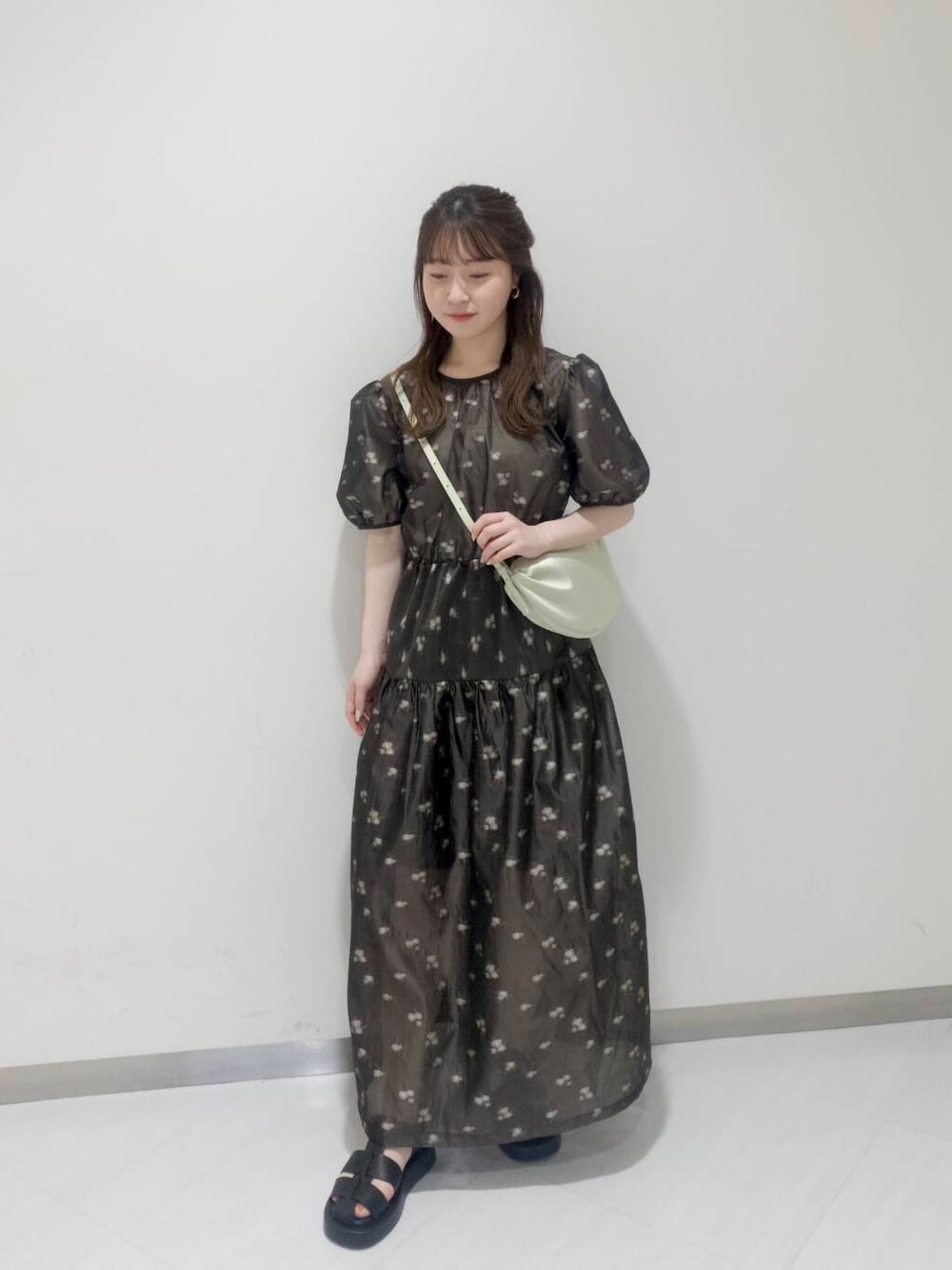 「KBF、newarrival、休日スタイル、低身長コーデ、サンダルコーデ、お出かけコーデ、ワンピースコーデ、おでかけコーデ、旅行コーデ」｜「KBFのスパゲティストラップカップ付きキャミ（キャミソール、ベージュ系）」を使った、さやかさん（レディース・152cm）の春コーディネートの1枚目の写真
