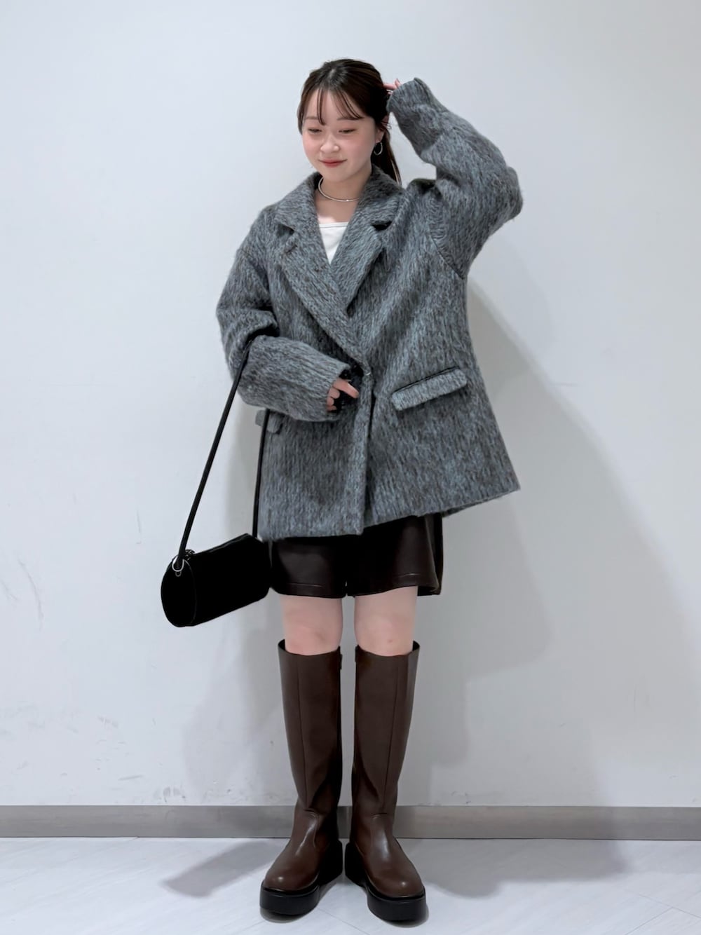 ブルー系のその他アウター、ベージュ系のTシャツ/カットソー、ブラウン系のその他パンツを着用したレディースの秋コーディネートの1枚目の写真