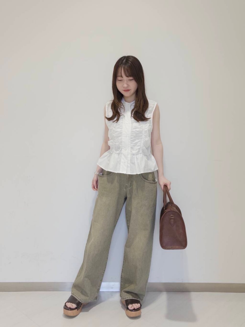 「KBF、夏コーデ、newarrival、デニムコーデ、休日スタイル、低身長コーデ、お出かけコーデ、淡色コーデ、おでかけコーデ、旅行コーデ、骨格ウェーブ、シャーリングトップス、初夏のお出かけコーデ、初夏パンツ」｜「KBFのヴィンテージライクボストンBAG（ボストンバッグ、ブラウン系）」を使った、さやかさん（レディース・152cm）の春コーディネートの1枚目の写真
