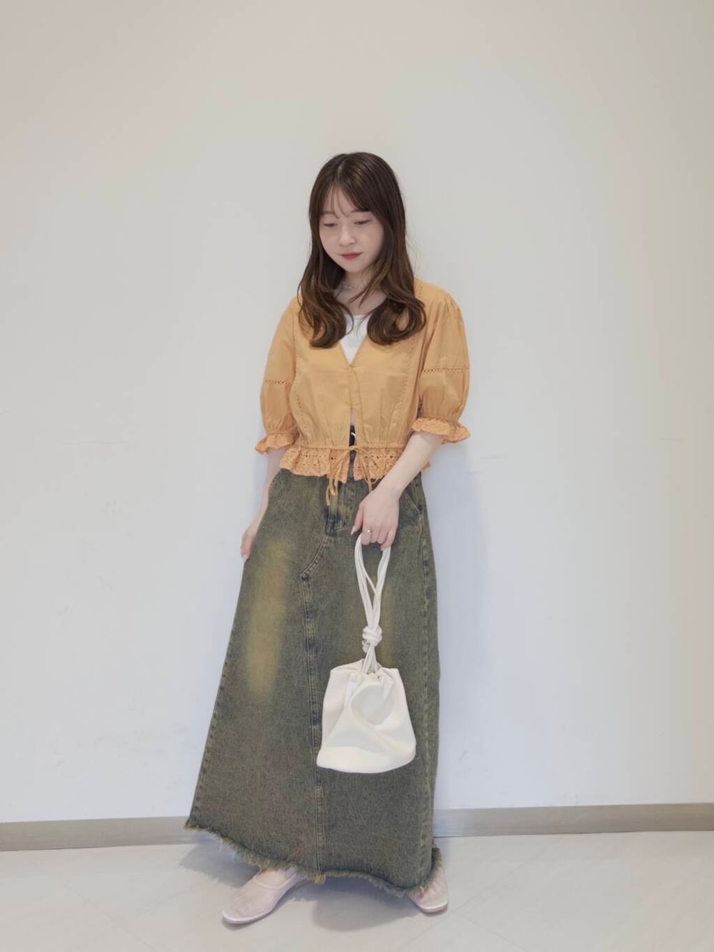 「KBF、春コーデ、newarrival、デニムコーデ、休日スタイル、低身長コーデ、お出かけコーデ、おでかけコーデ、旅行コーデ、春カラーコーデ、初夏のお出かけコーデ」｜「SMELLYのパール2セットネックレス（ネックレス、ゴールド系）」を使った、さやかさん（レディース・152cm）の春コーディネートの1枚目の写真
