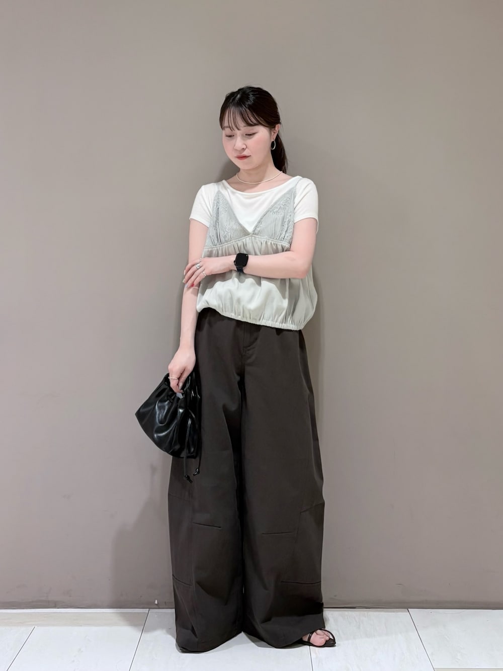 ホワイト系のTシャツ/カットソー、グレー系のその他トップス、ブラック系のハンドバッグを着用したレディースの夏コーディネートの1枚目の写真