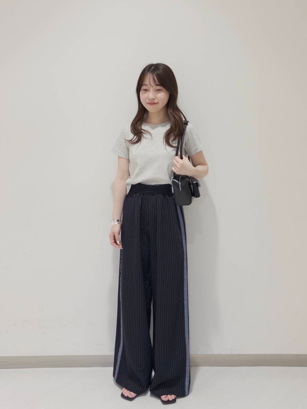 「KBF、ストライプパンツ、夏コーデ、newarrival、休日スタイル、低身長コーデ、ラフコーデ、ブルベ夏コーデ、酒落見えイージーパンツ×サンダル」｜「KBFのリップケース付きショルダーBAG（ショルダーバッグ、ブラック系）」を使った、さやかさん（レディース・152cm）の夏コーディネートの1枚目の写真