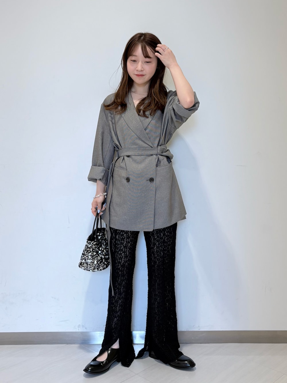「オトナカジュアル、おでかけコーデ、パンツスタイル、秋のコーデ、秋服、キレイめカジュアル、大人かわいい、パンツコーデ、チェック、KBF、ジャケット」｜「KBFのメリージェーンローファー（ローファー、ブラック系）」を使った、さやかさん（骨格ウェーブ・レディース・152cm）の夏コーディネートの1枚目の写真