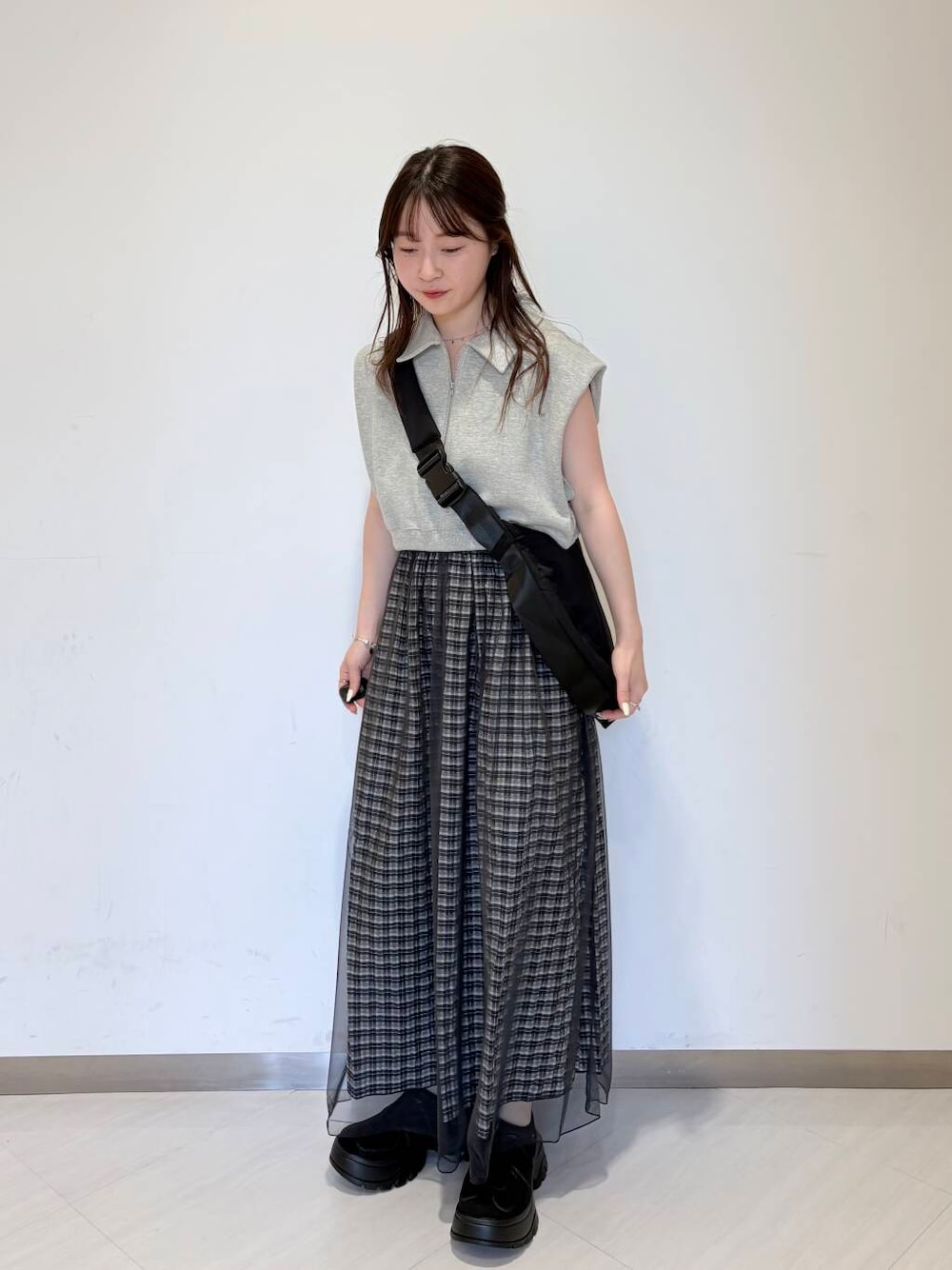 「KBF、newarrival、休日スタイル、低身長コーデ、キャミワンピ、チェックワンピース、スウェットコーデ、旅行コーデ、帰省コーデ」｜「KBFのショルダータックZIPスウェット（スウェット、グレー系）」を使った、さやかさん（レディース・152cm）の夏コーディネートの1枚目の写真