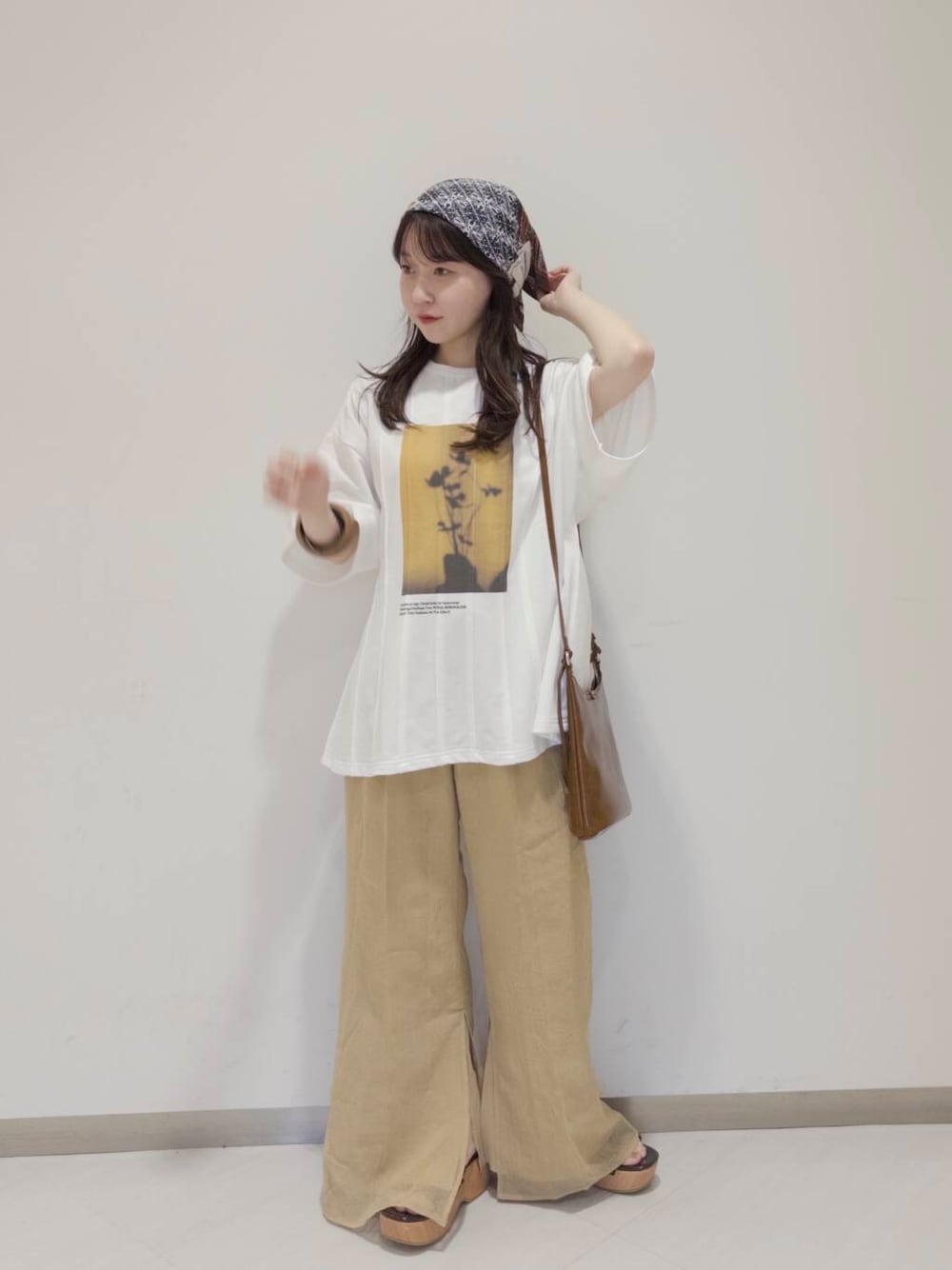 「ワントーンコーデ、KBF、春コーデ、newarrival、休日スタイル、ラフコーデ、サンダルコーデ、お出かけコーデ、おでかけコーデ、スカーフコーデ、旅行コーデ、春カラーコーデ、初夏パンツ、夏の涼しげパンツコーデ」｜「KBFのフラワープリントビッグスカーフ（バンダナ/スカーフ、ブラウン系）」を使った、さやかさん（レディース・152cm）の夏コーディネートの1枚目の写真