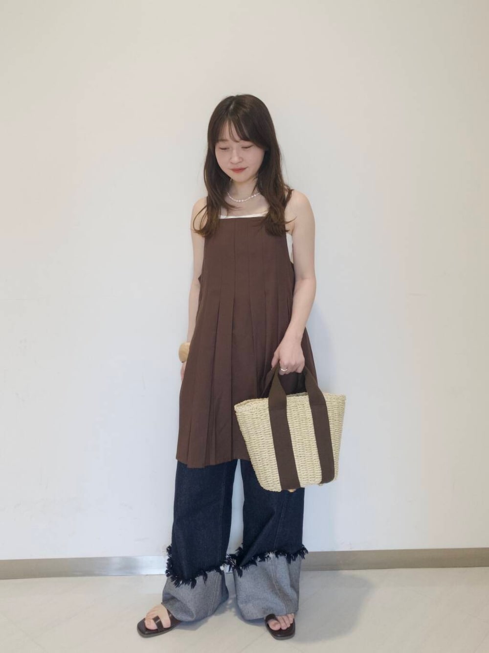 「KBF、newarrival、デニムコーデ、休日スタイル、低身長コーデ、骨格ウェーブ、初夏のお出かけコーデ、ミニワンピコーデ」｜「SMELLYのイビツパールネックレス（ネックレス、ホワイト系）」を使った、さやかさん（レディース・152cm）の春コーディネートの1枚目の写真
