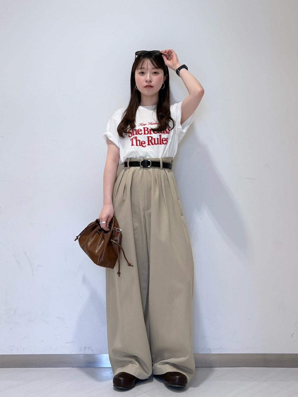 ホワイト系のTシャツ/カットソー、ベージュ系のその他パンツ、ブラウン系のその他シューズを着用したレディースの夏コーディネートの1枚目の写真