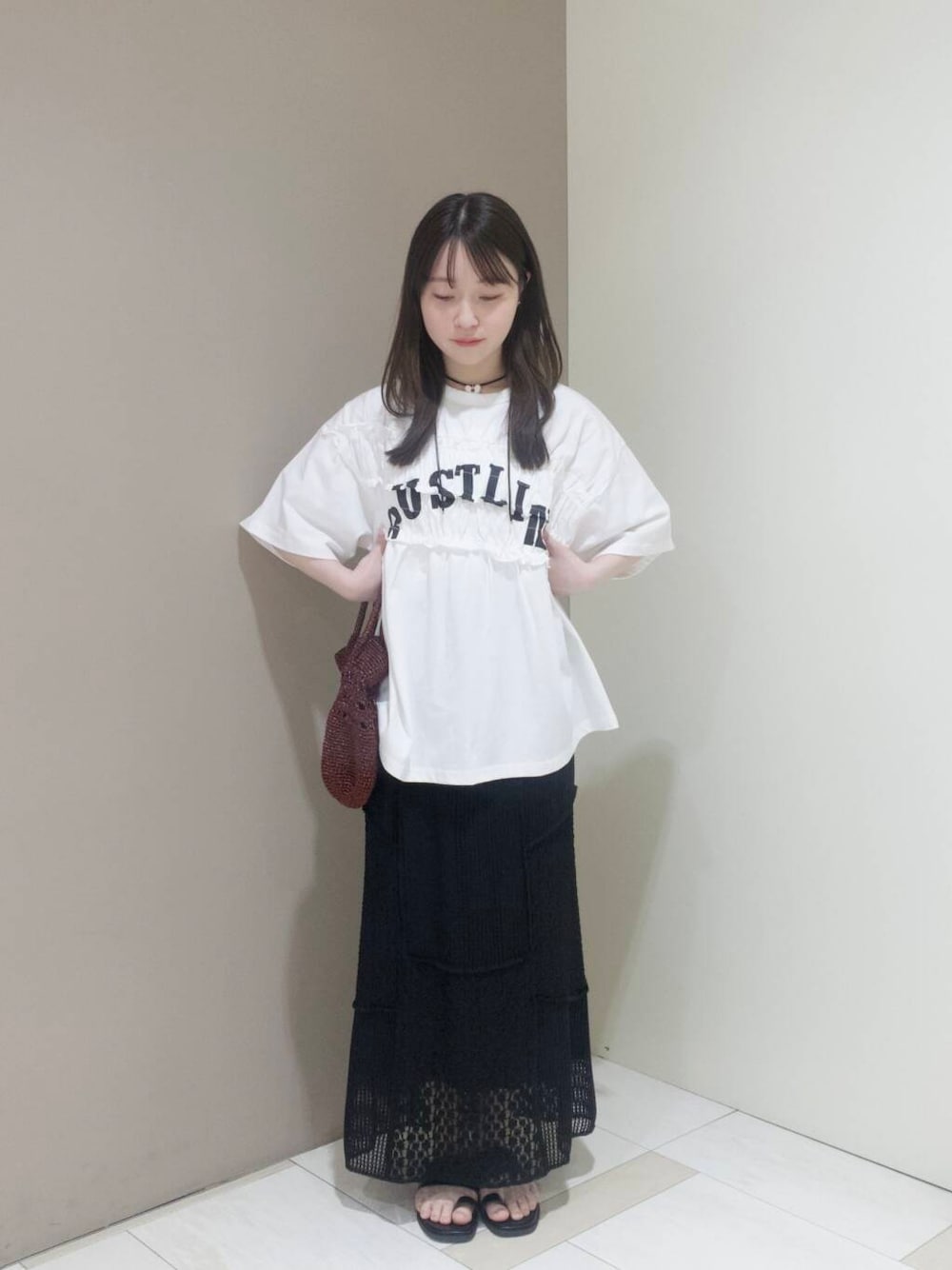 「KBF、休日スタイル、低身長コーデ、モノトーンコーデ、tシャツコーデ、初夏のお出かけコーデ、ブルベ夏コーデ」｜「SMELLYのハートワントップロングコードチョーカー（チョーカー、ホワイト系）」を使った、さやかさん（レディース・152cm）の春コーディネートの1枚目の写真