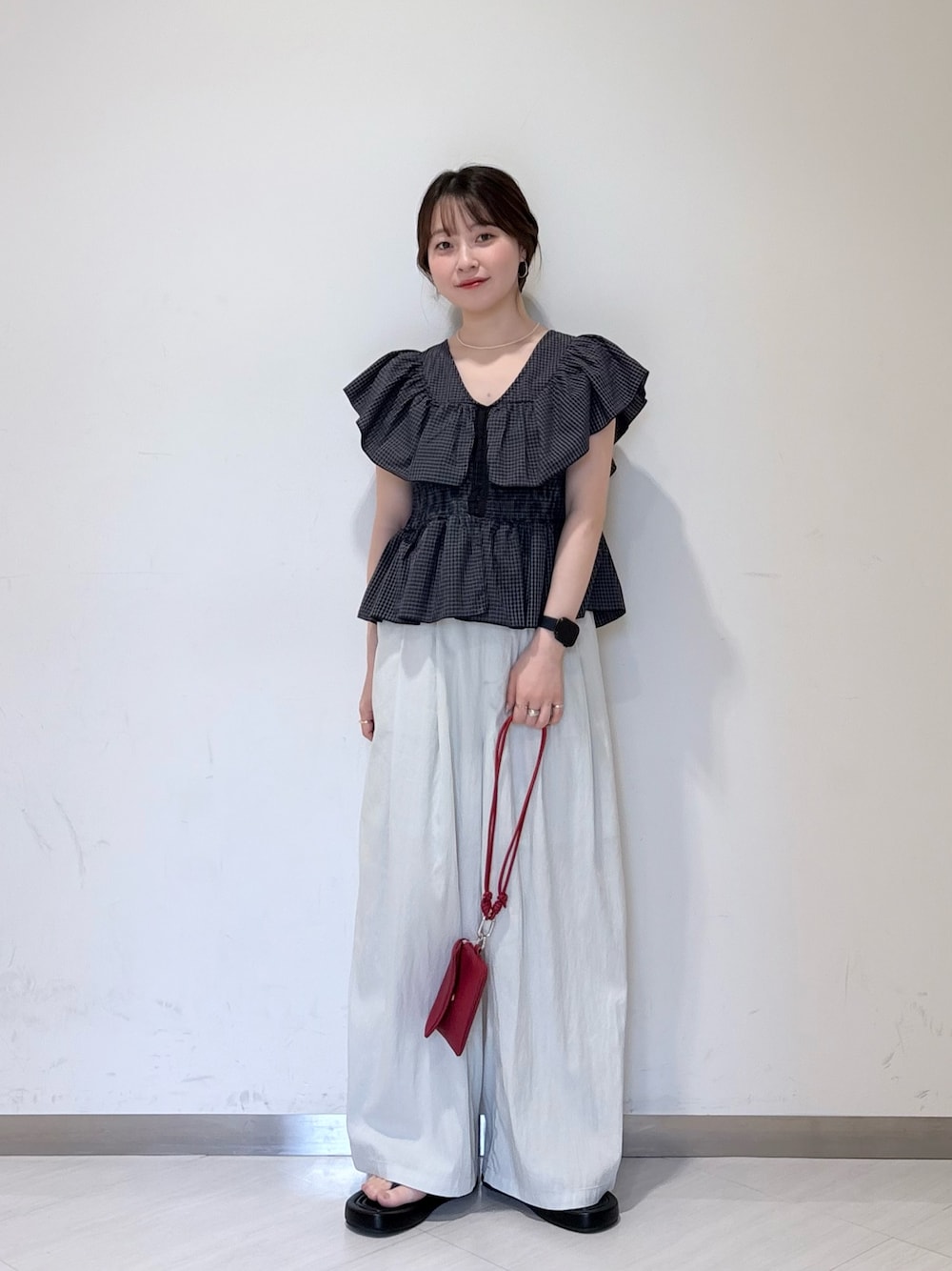 ブルー系のシャツ/ブラウス、ブルー系のその他パンツ、ブラック系のサンダルを着用したレディースの夏コーディネートの1枚目の写真