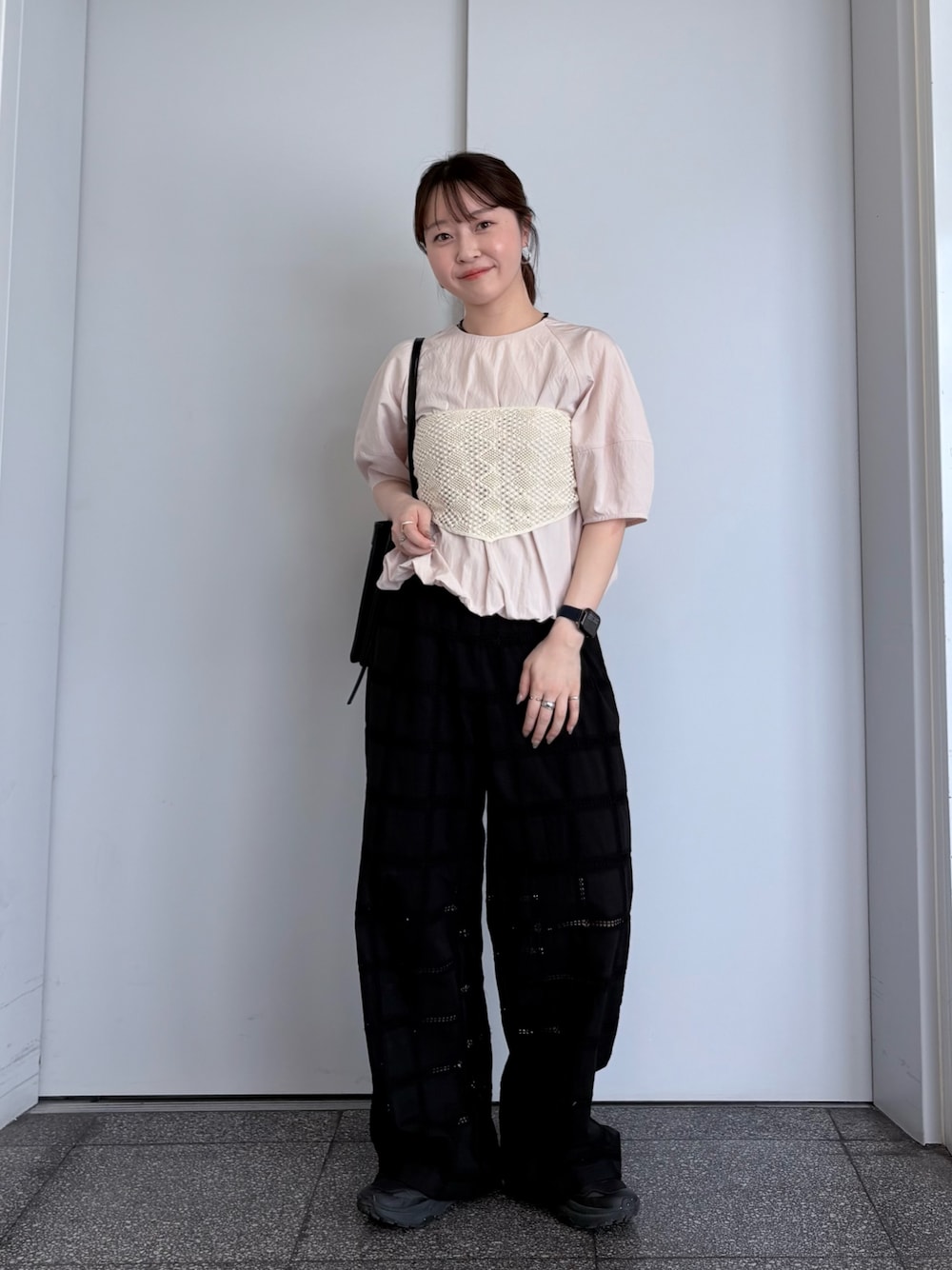 ピンク系のシャツ/ブラウス、ブラック系のその他パンツ、ブラック系のショルダーバッグを着用したレディースの夏コーディネートの1枚目の写真