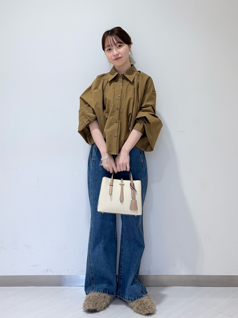 ブラウン系のシャツ/ブラウス、ブルー系のデニムパンツ、ベージュ系のその他シューズを着用したレディースの秋コーディネートの1枚目の写真