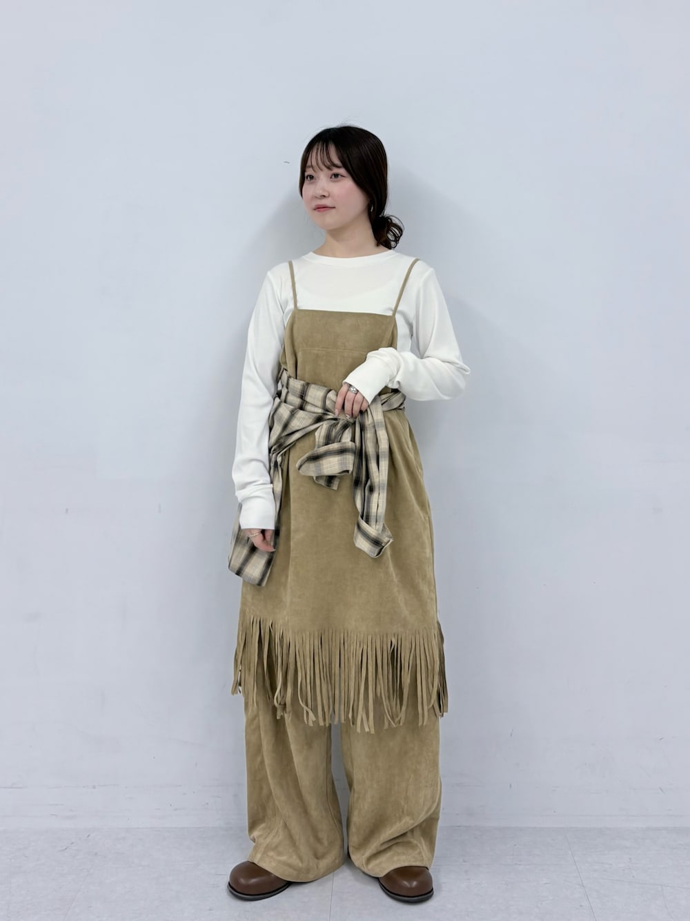 ベージュ系のその他パンツ、ベージュ系のシャツ/ブラウス、ブラウン系のサンダルを着用したレディースの夏コーディネートの1枚目の写真