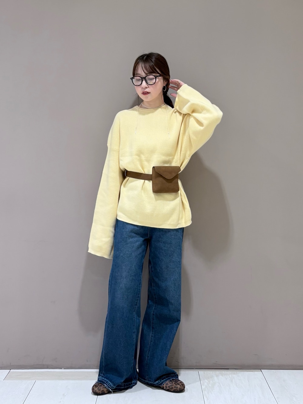 ブルー系のデニムパンツ、その他のバレエシューズ、イエロー系のボディバッグ/ウエストポーチを着用したレディースの秋コーディネートの1枚目の写真