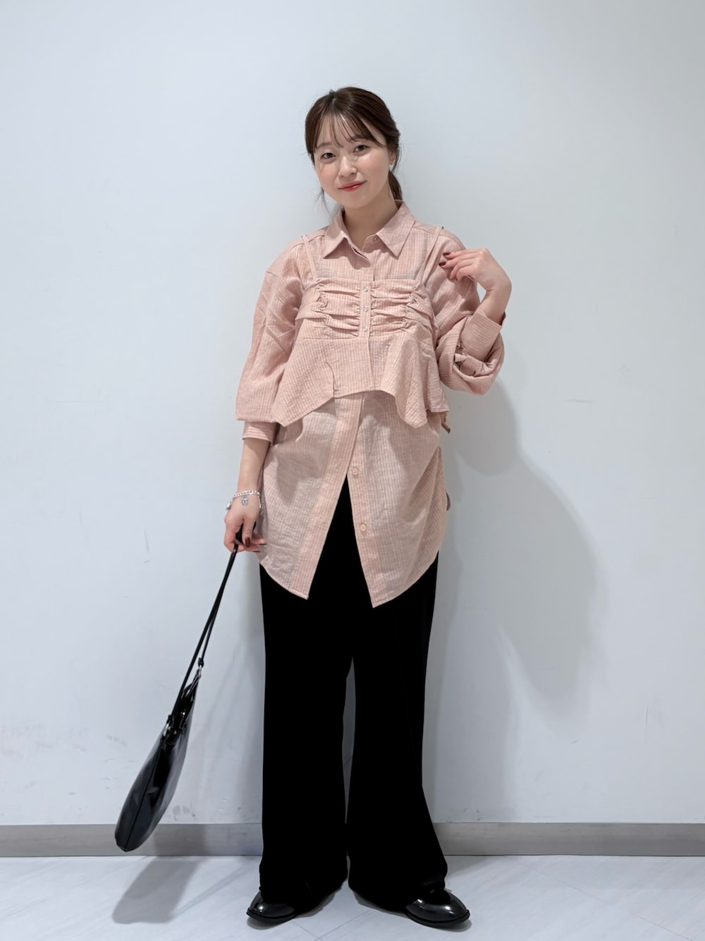 ピンク系のシャツ/ブラウス、ブラック系のその他パンツ、ブラック系のローファーを着用したレディースの秋コーディネートの1枚目の写真