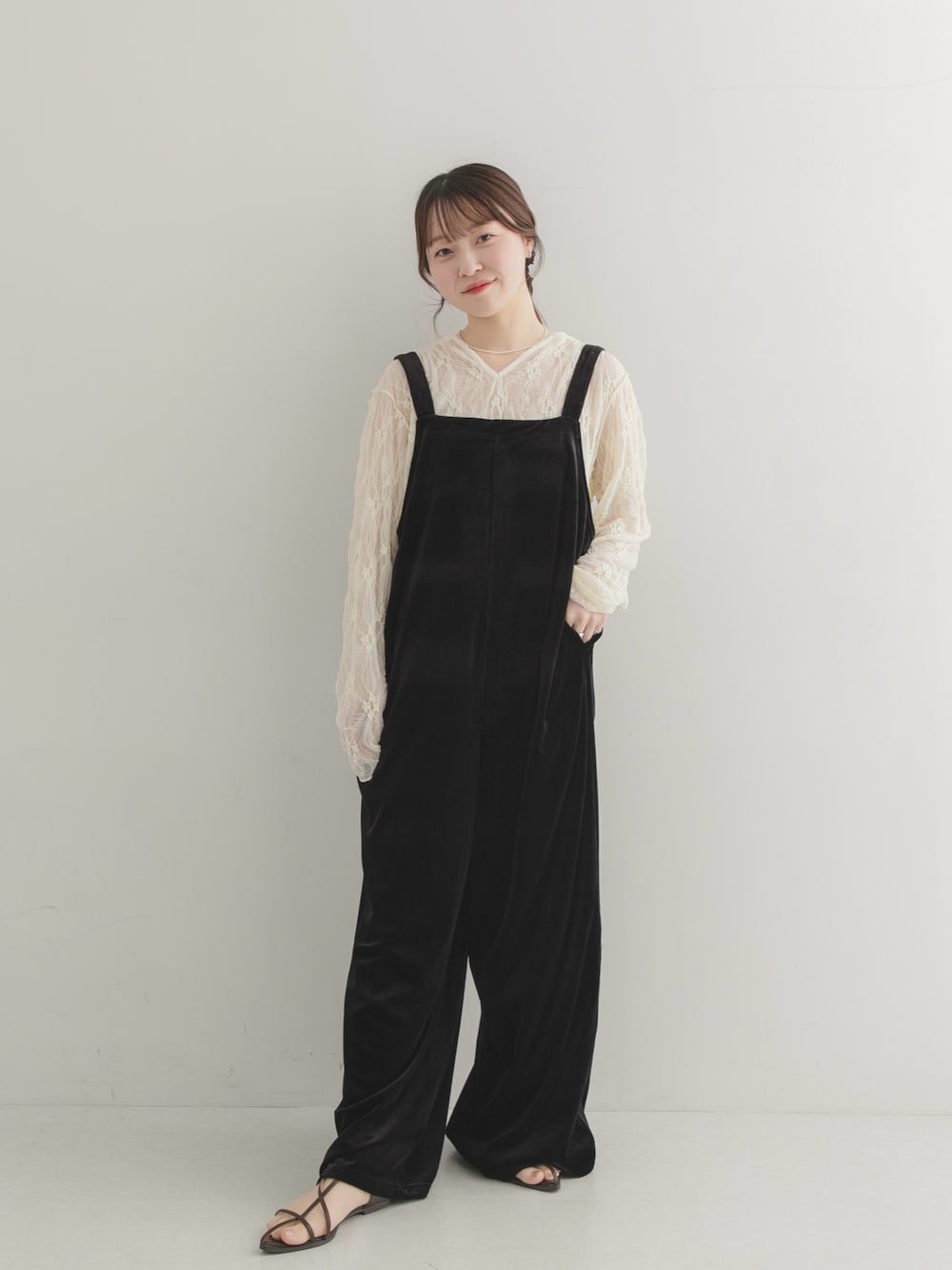 ブラック系のその他パンツ、ホワイト系のTシャツ/カットソーを着用したレディースの夏コーディネートの1枚目の写真