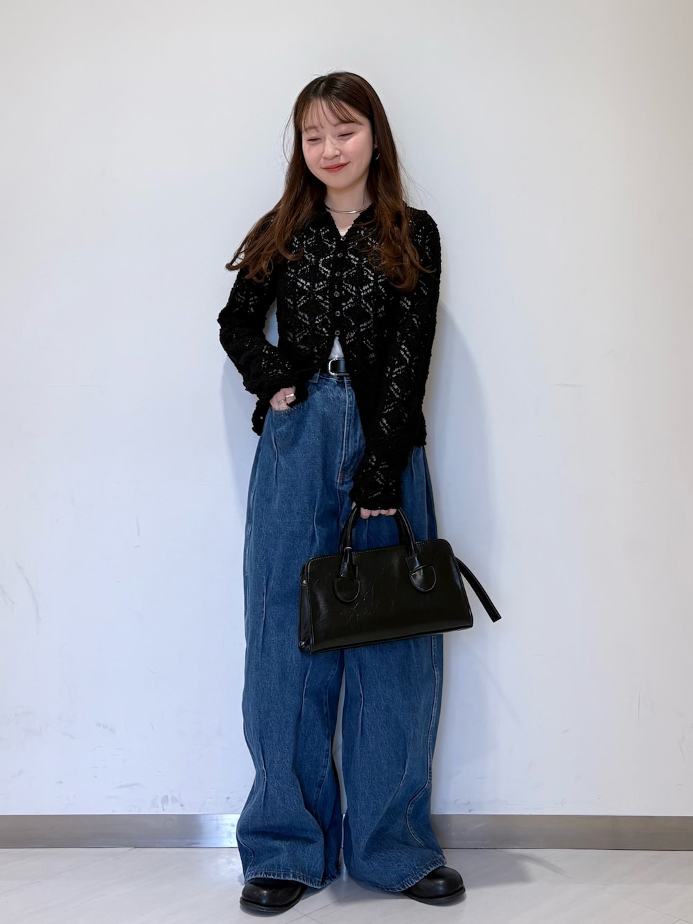 ブルー系のデニムパンツ、ブラック系のその他シューズ、ブラック系のボストンバッグを着用したレディースの冬コーディネートの1枚目の写真