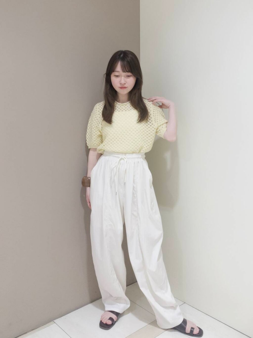 「ワントーンコーデ、KBF、春コーデ、夏コーデ、newarrival、サマーニット、休日スタイル、低身長コーデ、お出かけコーデ、淡色コーデ、旅行コーデ、骨格ウェーブ、春カラーコーデ、初夏のお出かけコーデ」｜「SMELLYの3セットリング（リング、シルバー系）」を使った、さやかさん（レディース・152cm）の春コーディネートの1枚目の写真