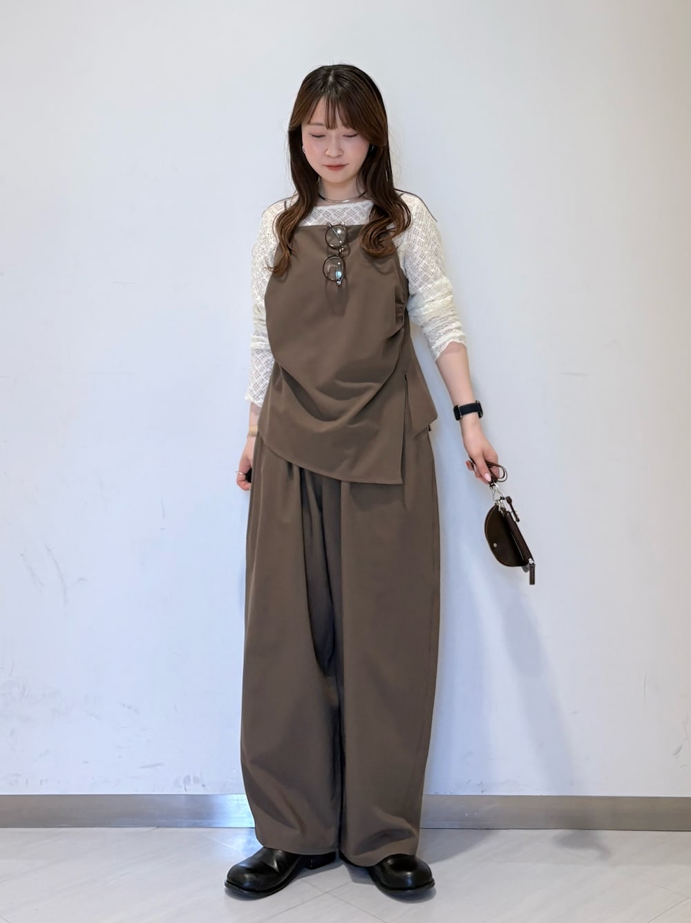 ホワイト系のTシャツ/カットソー、ブラウン系のセットアップ、ブラウン系のショルダーバッグを着用したレディースの春コーディネートの1枚目の写真