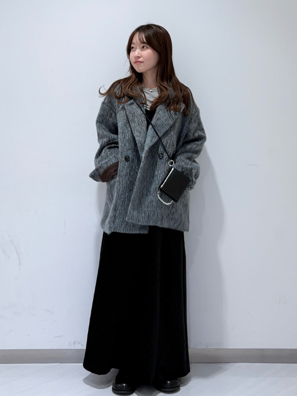 ブルー系のその他アウター、グリーン系のTシャツ/カットソー、ブラック系のワンピースを着用したレディースの秋コーディネートの1枚目の写真