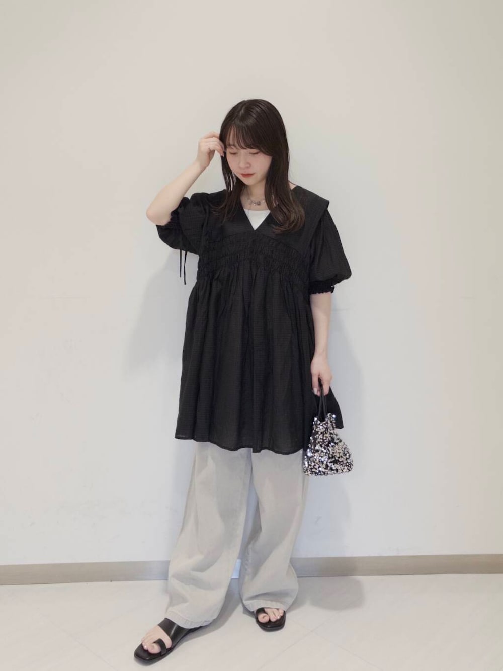 「KBF、春コーデ、夏コーデ、newarrival、デニムコーデ、休日スタイル、低身長コーデ、ラフコーデ、サンダルコーデ、シアートップス、お出かけコーデ、おでかけコーデ、旅行コーデ、シャーリングトップス、初夏のお出かけコーデ」｜「RODE SKOのチェーン付きスパンコールバッグ（ショルダーバッグ、シルバー系）」を使った、さやかさん（レディース・152cm）の夏コーディネートの1枚目の写真