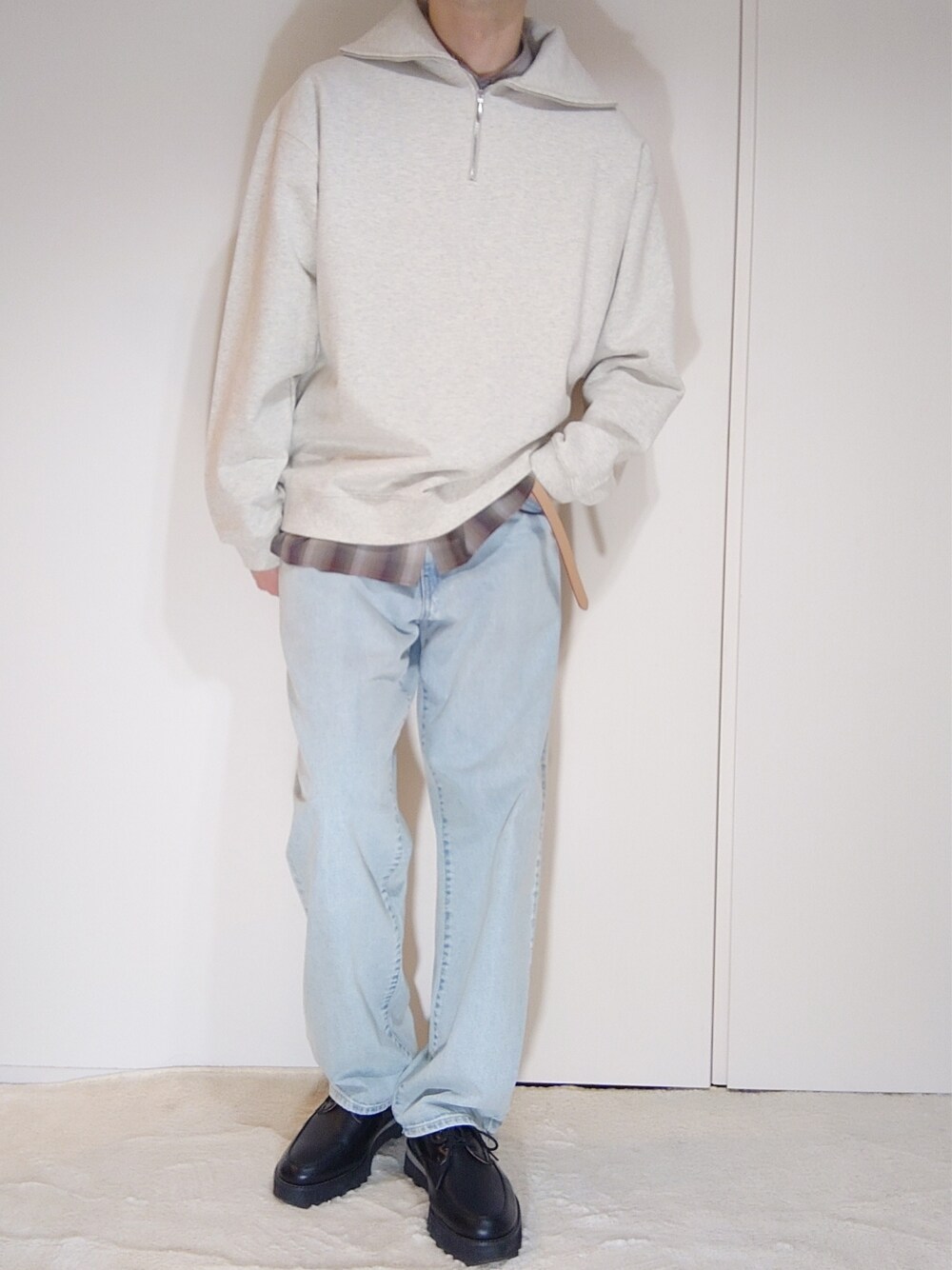 グレー系のスウェット、ブラウン系のシャツ/ブラウス、ブルー系のデニムパンツを着用したメンズの春コーディネートの1枚目の写真