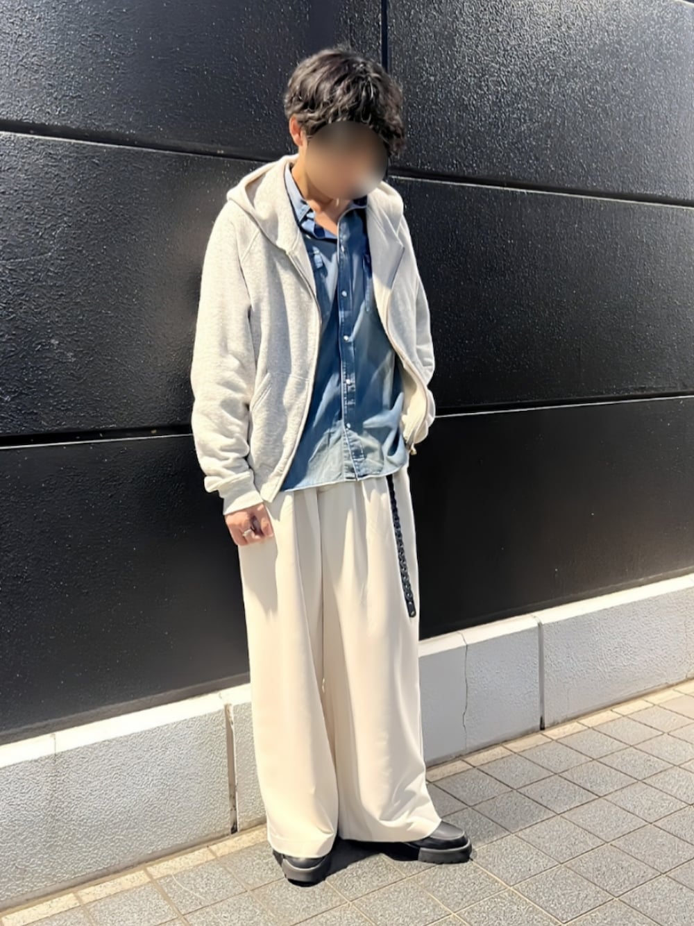 グレー系のパーカー、ブルー系のシャツ/ブラウス、ホワイト系のスラックスを着用したメンズの秋コーディネートの1枚目の写真
