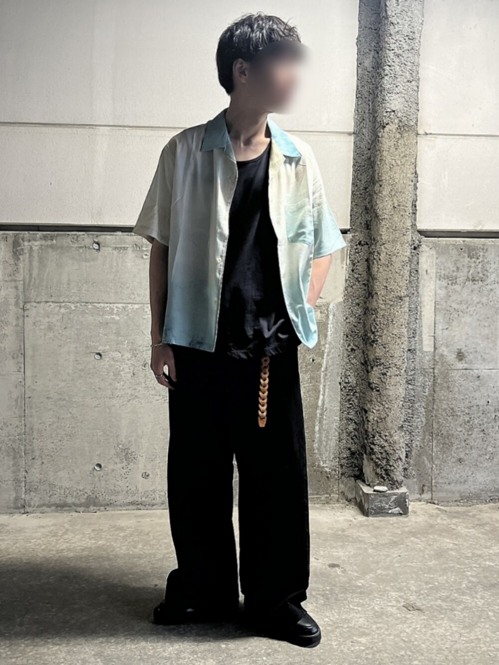 片岡 健太（sumika）ブラックデニムワイドパンツ NANO universe（ナノユニバース）の「「Te Ni Wo Ha」nano