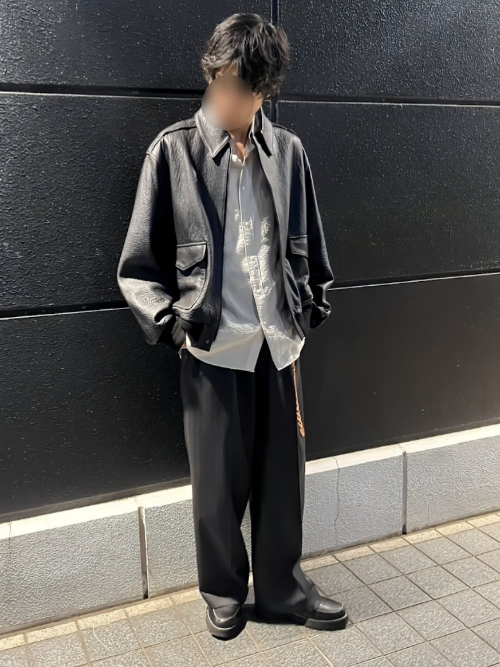 ブラック系のブルゾン、ホワイト系のシャツ/ブラウス、グレー系のスラックスを着用したメンズの秋コーディネートの1枚目の写真