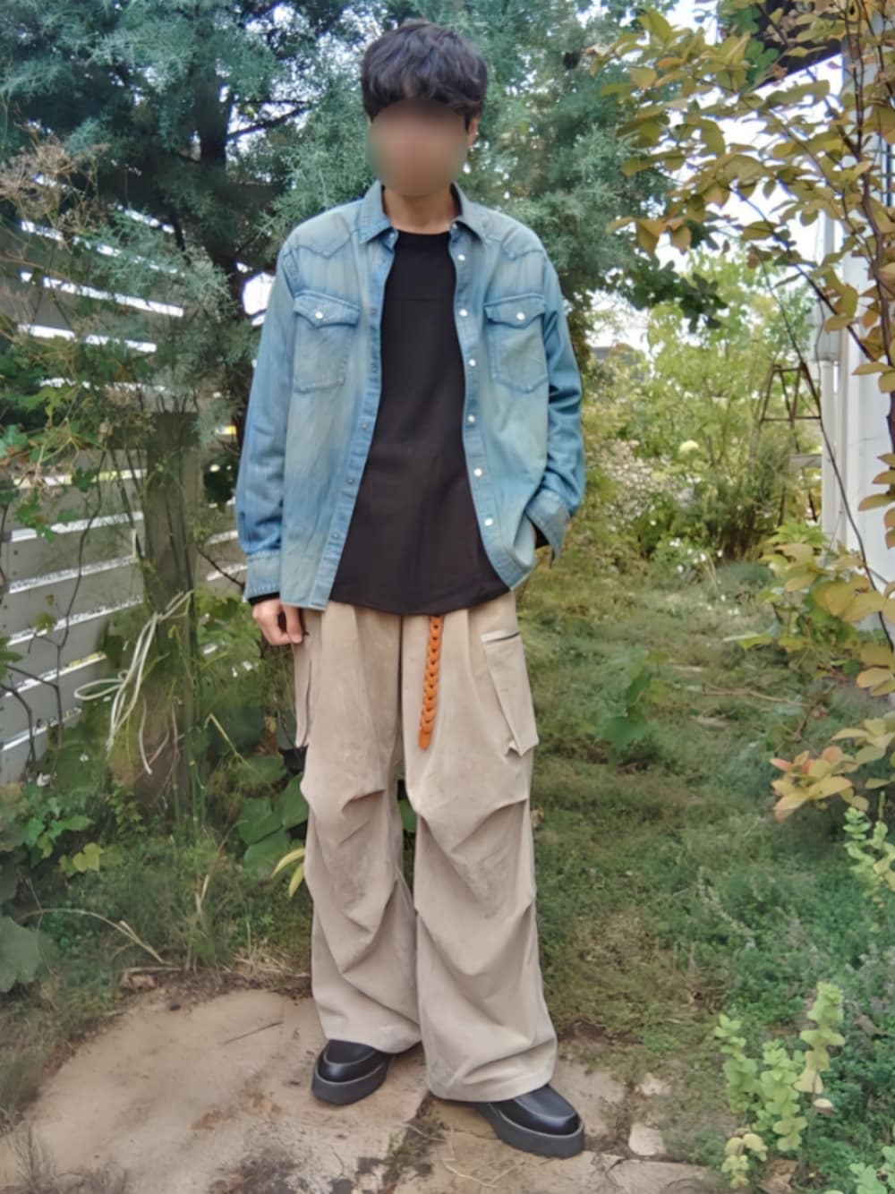 ブルー系のシャツ/ブラウス、ブラック系のTシャツ/カットソー、ベージュ系のカーゴパンツを着用したメンズの秋コーディネートの1枚目の写真