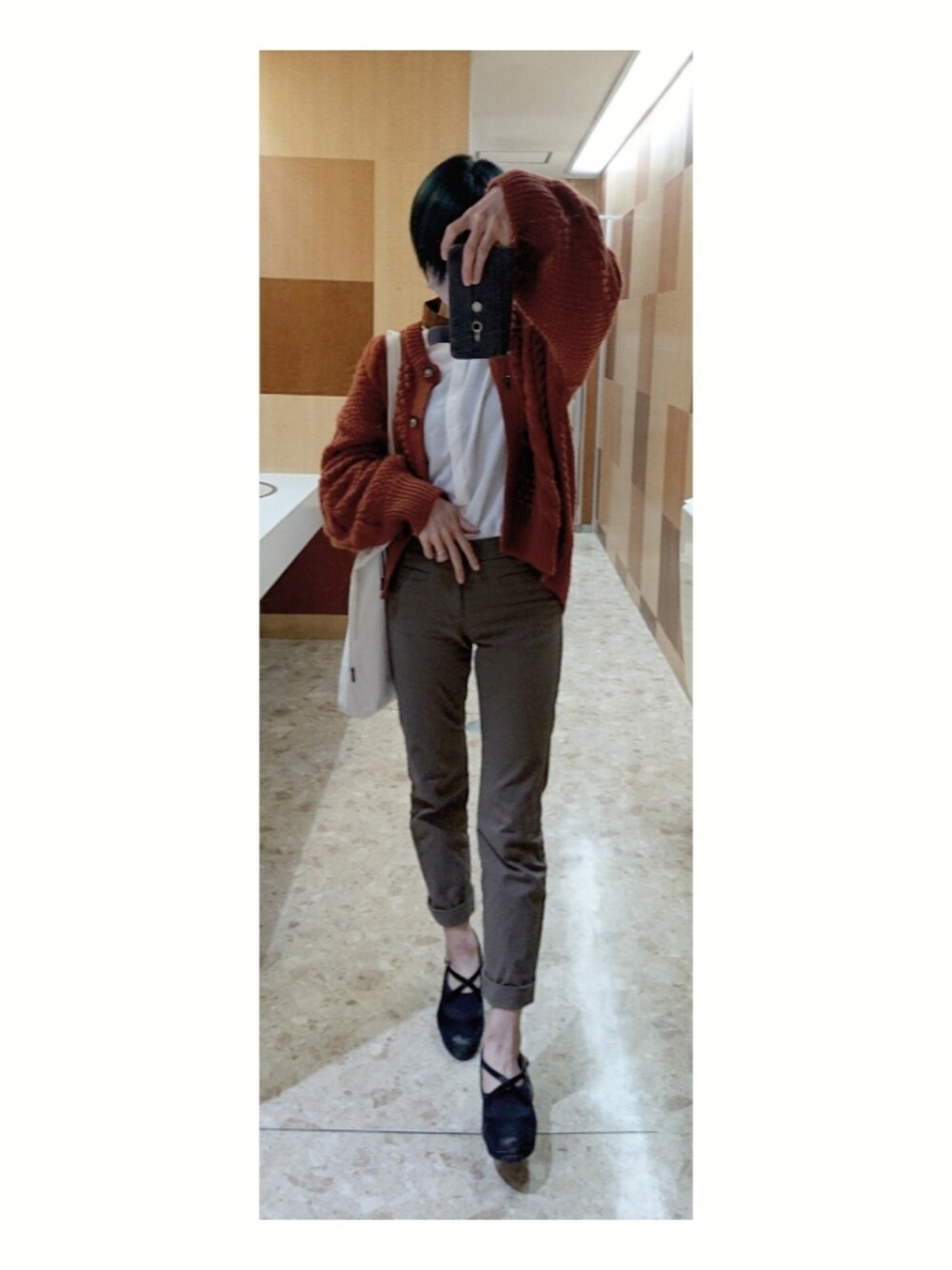 「カーディガン、ブラウス、トートバッグ、GU、パンツスタイル、ootd、秋コーデ」｜「GUのアイテム（カーディガン/ボレロ、オレンジ系）」を使った、ゆうさん（レディース・158cm）の秋コーディネートの1枚目の写真