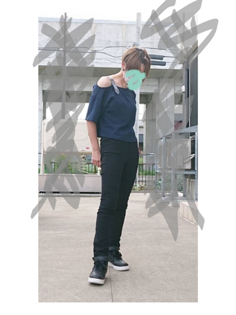 「パンツコーデ、スキニー、ワンショルダー、シンプル、カジュアル」｜「REDYAZELのワンショルダーカットソー（Tシャツ/カットソー、ブルー系）」を使った、ゆうさん（レディース・158cm）の秋コーディネートの1枚目の写真