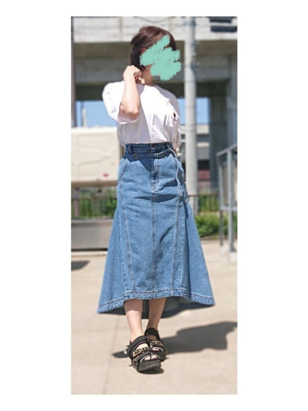 「ユニクロ、Tシャツ、REDYAZEL(REDYAZEL)、スポーツサンダル、デニムスカート」｜「REDYAZELのスポーツサンダル（サンダル、ブラック系）」を使った、ゆうさん（レディース・158cm）の夏コーディネートの1枚目の写真