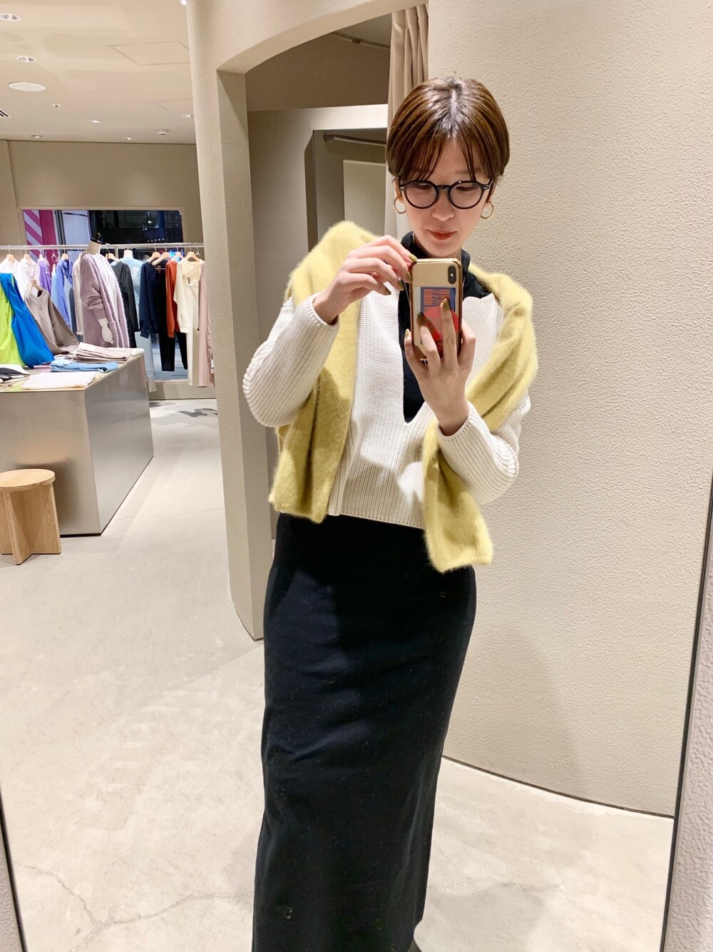 ブラック系のワンピース、イエロー系のニット/セーター、グリーン系のニット/セーターを着用したレディースの冬コーディネートの2枚目の写真